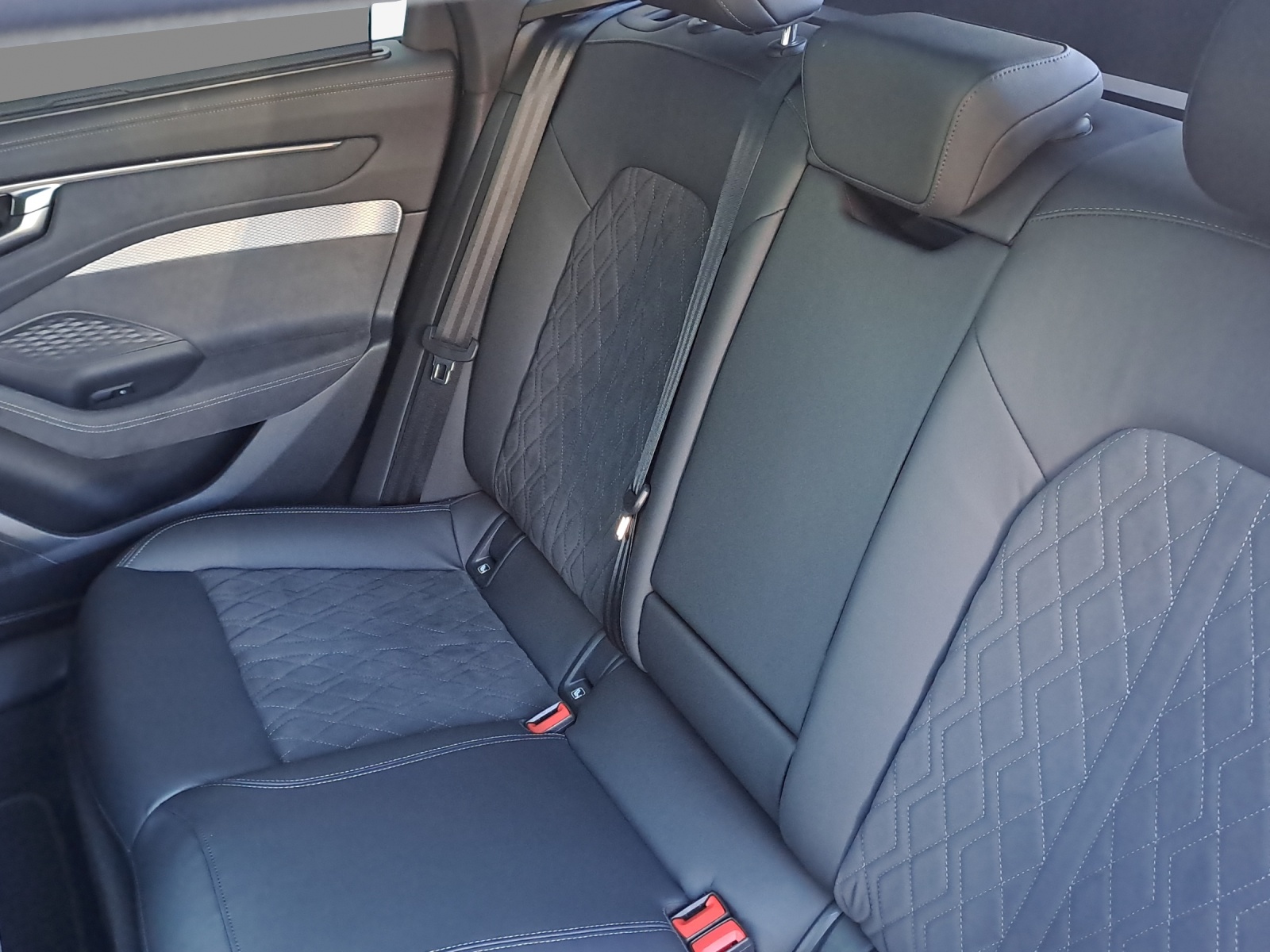 AUDI A6 Avant TDI quattro 150 kW S tronic-image-11