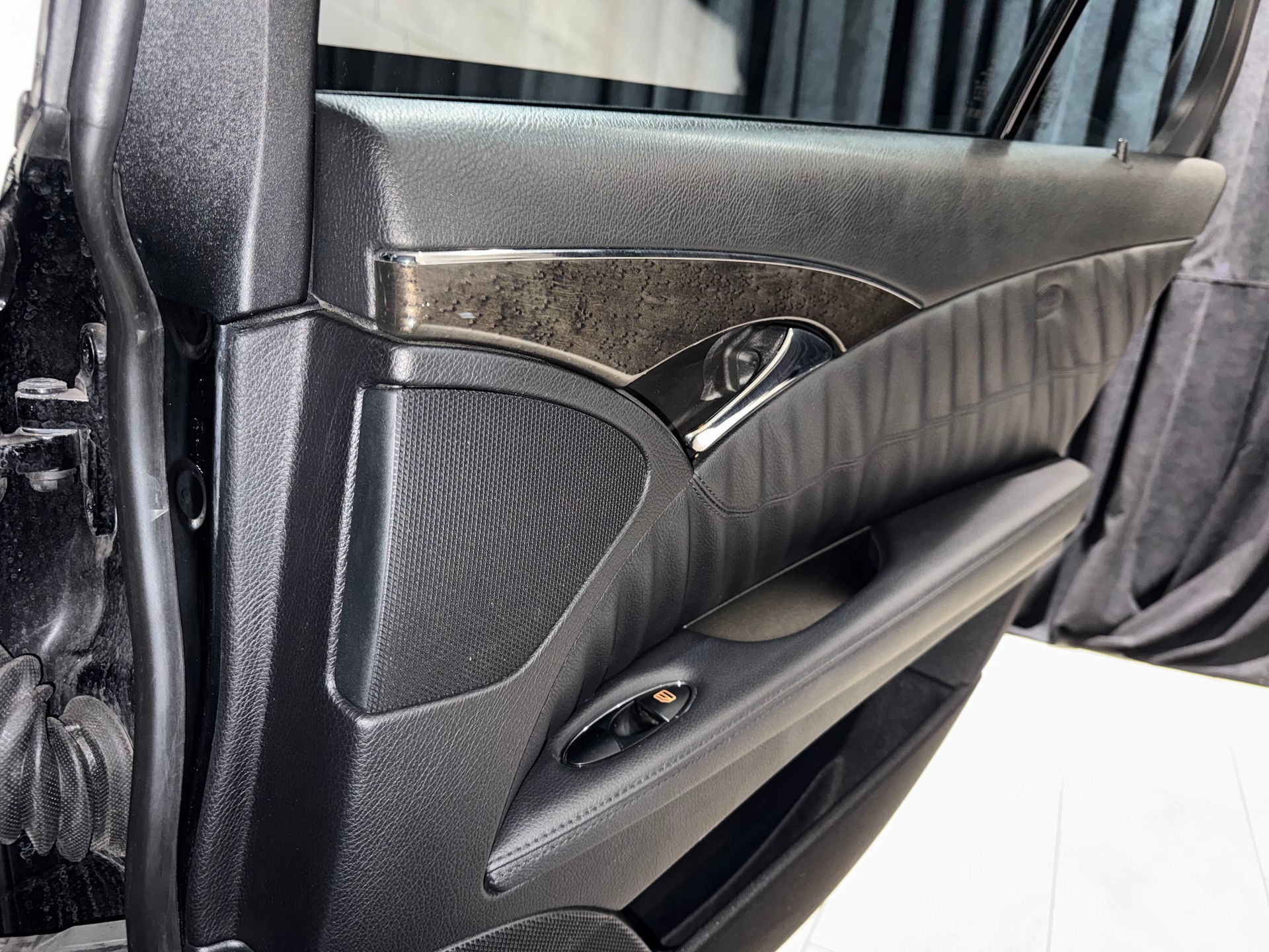 MERCEDES-BENZ E 350 Avantgarde 4Matic Automatic | 1.Hand | CH |-image-22