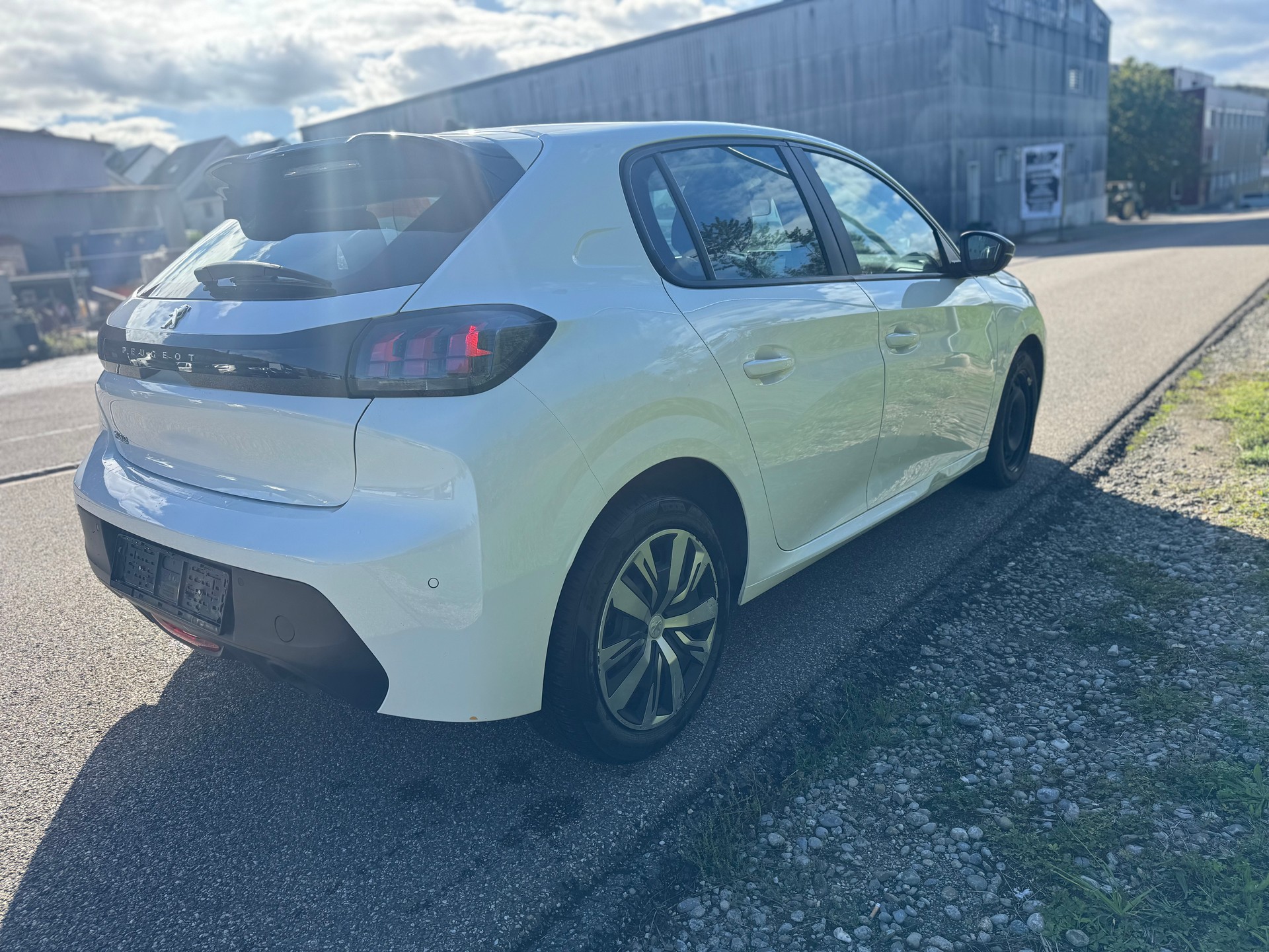 PEUGEOT 208 1.2 PureTech GT EAT8-image-3