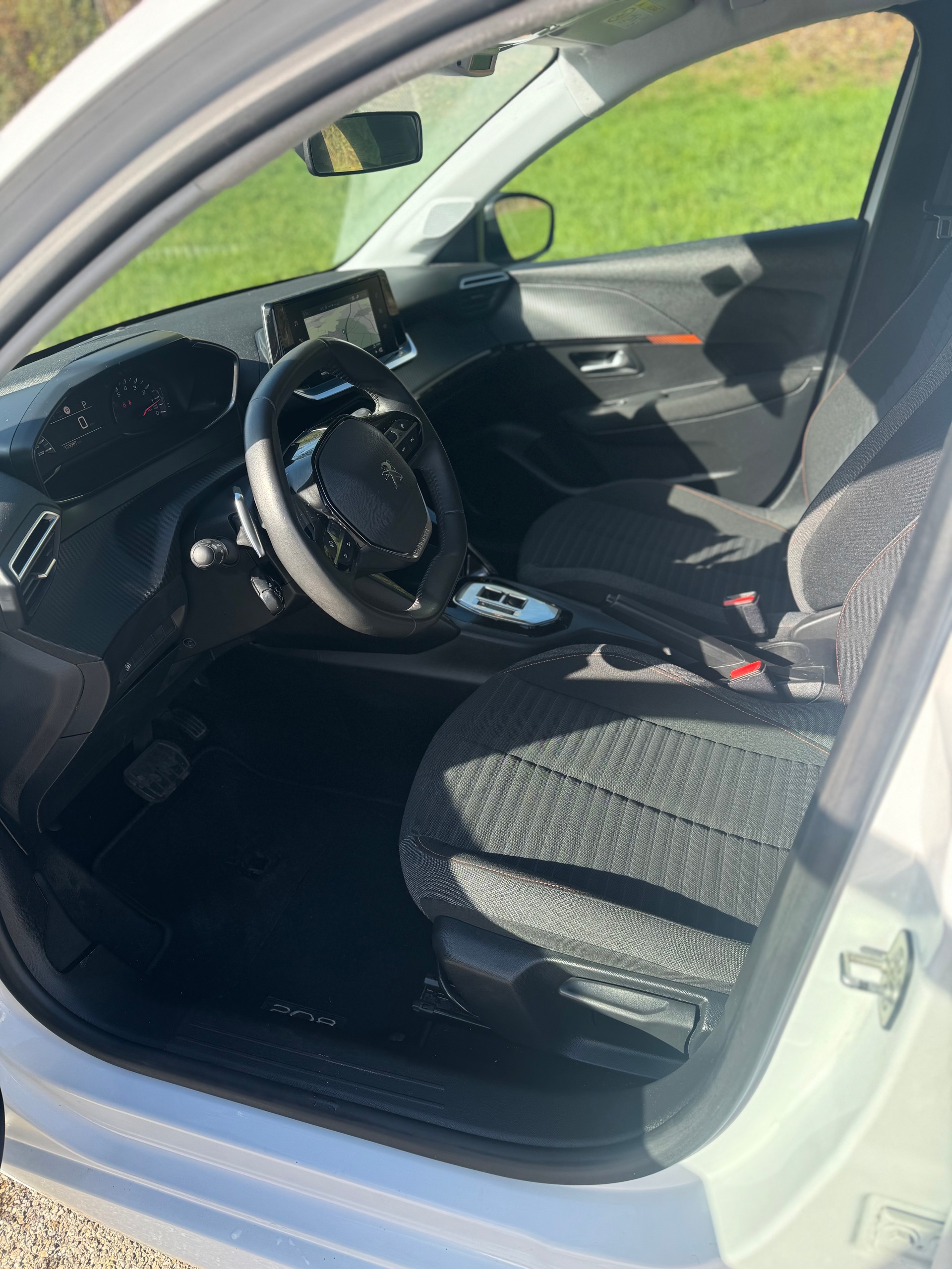 PEUGEOT 208 1.2 PureTech GT EAT8-image-5