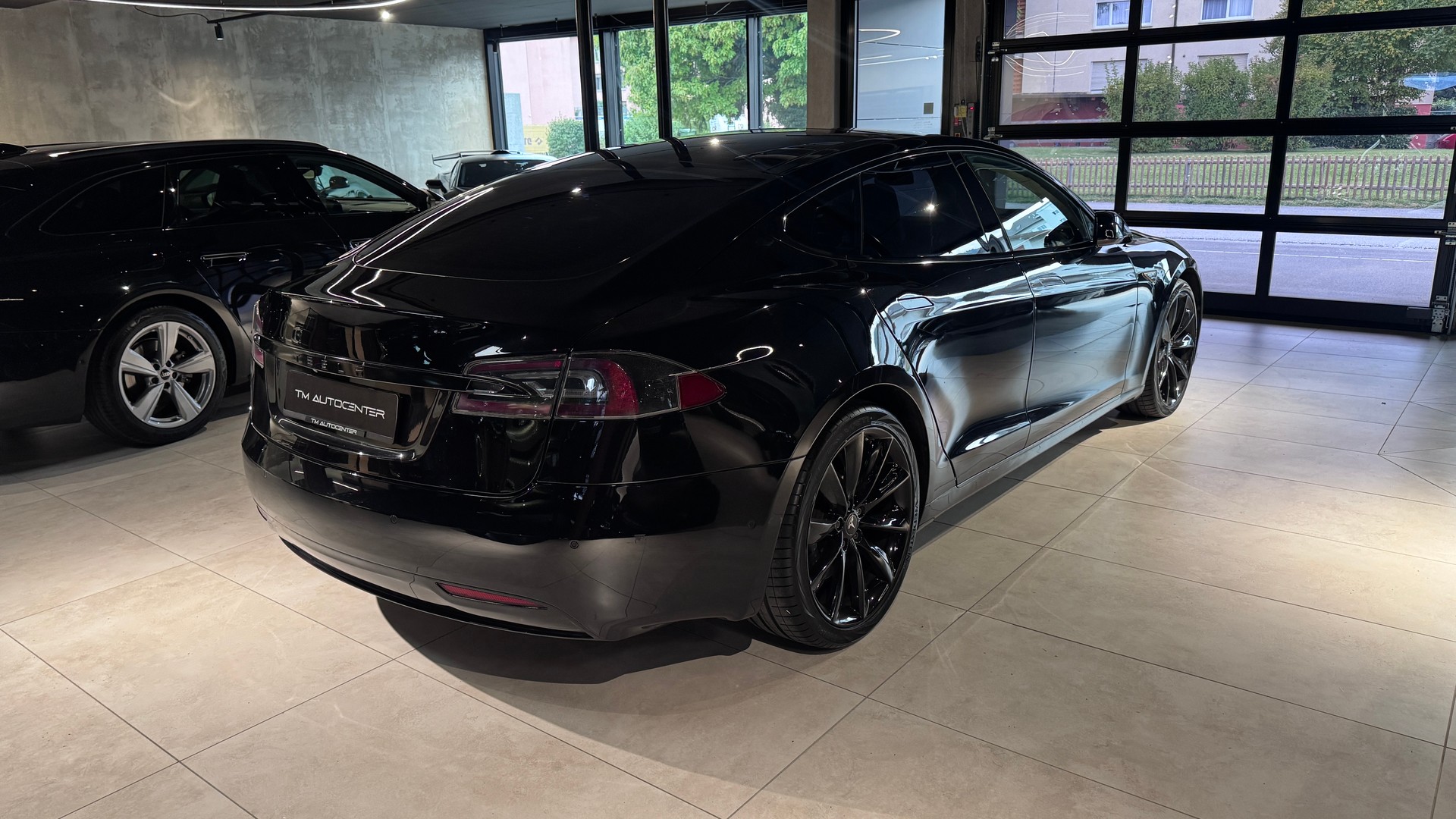TESLA Model S 90 D-image-2