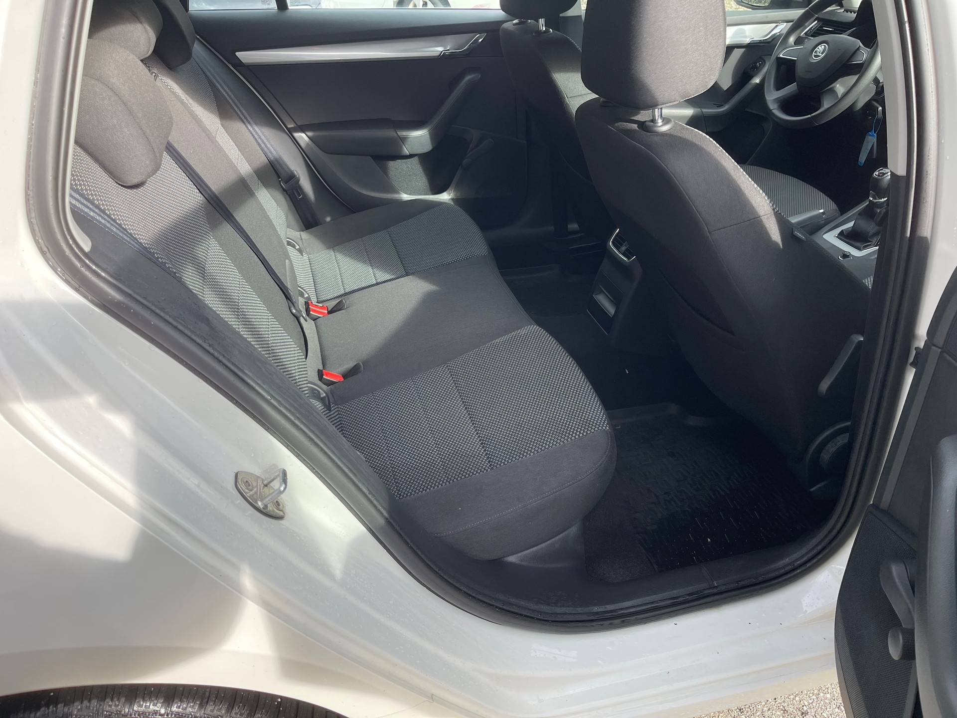SKODA Octavia Combi 1.6 TDI Fresh 4x4-image-14