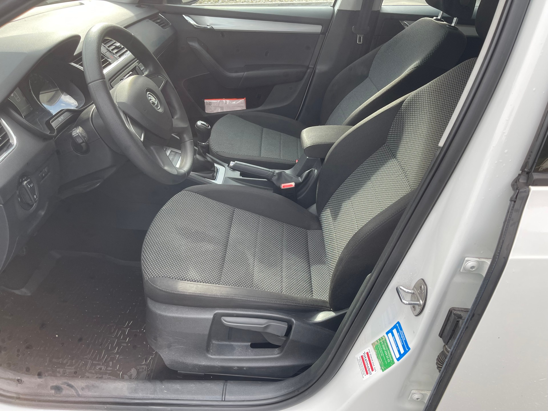 SKODA Octavia Combi 1.6 TDI Fresh 4x4-image-11