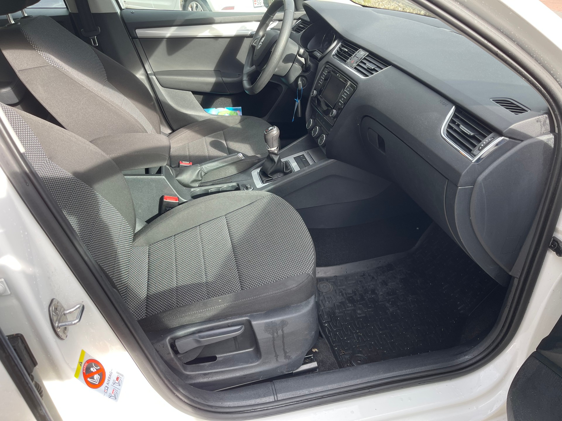 SKODA Octavia Combi 1.6 TDI Fresh 4x4-image-12