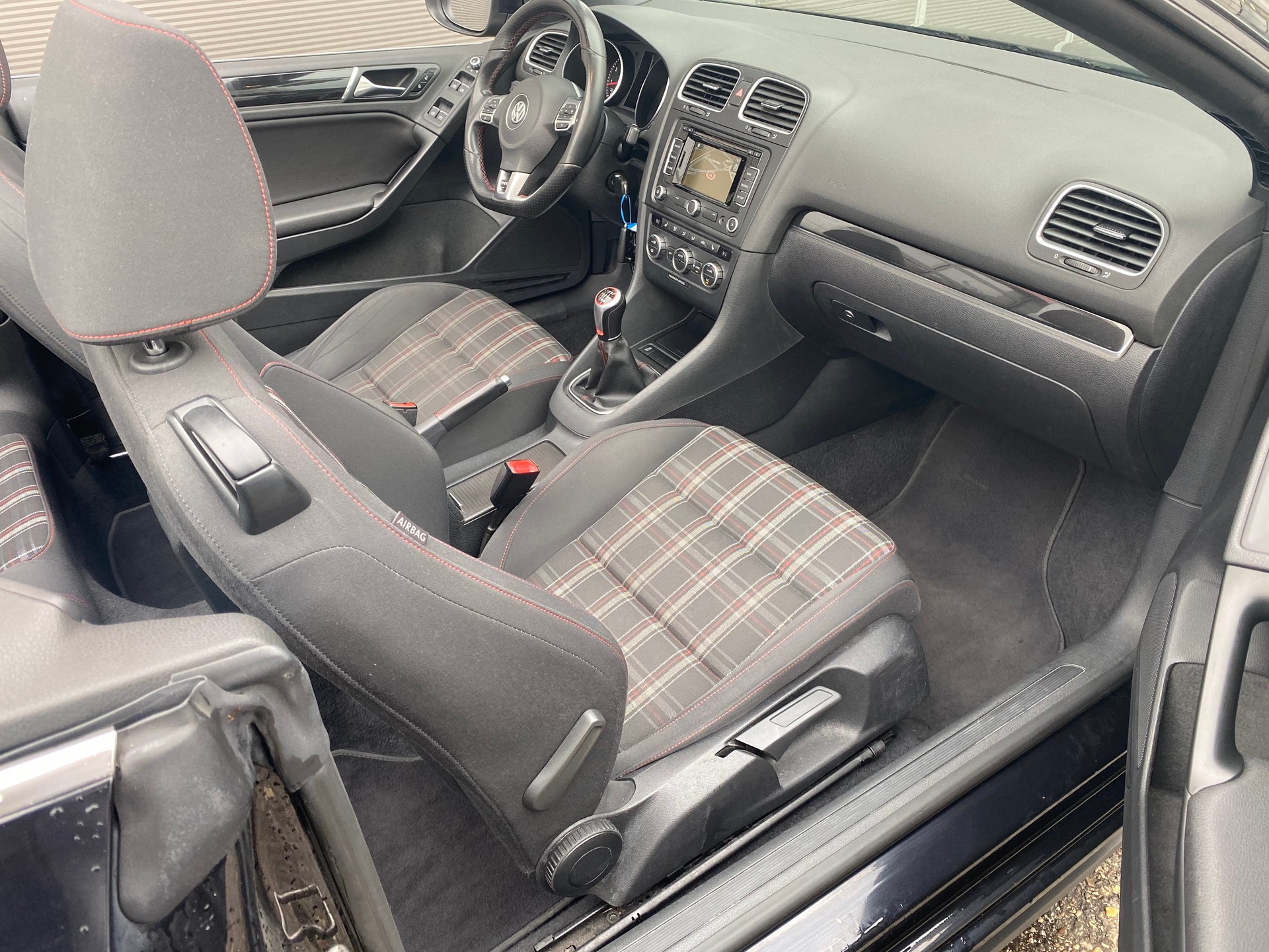 VW Golf Cabrio 2.0 TSI GTI-image-12