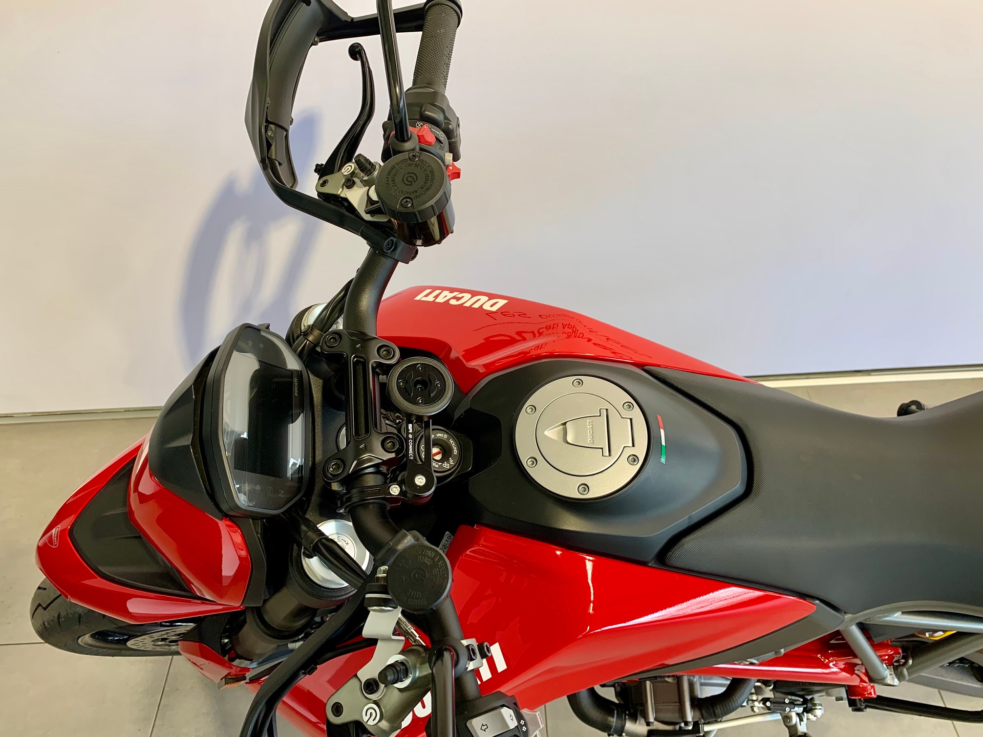 DUCATI Hypermotard 950-showroom-element-3