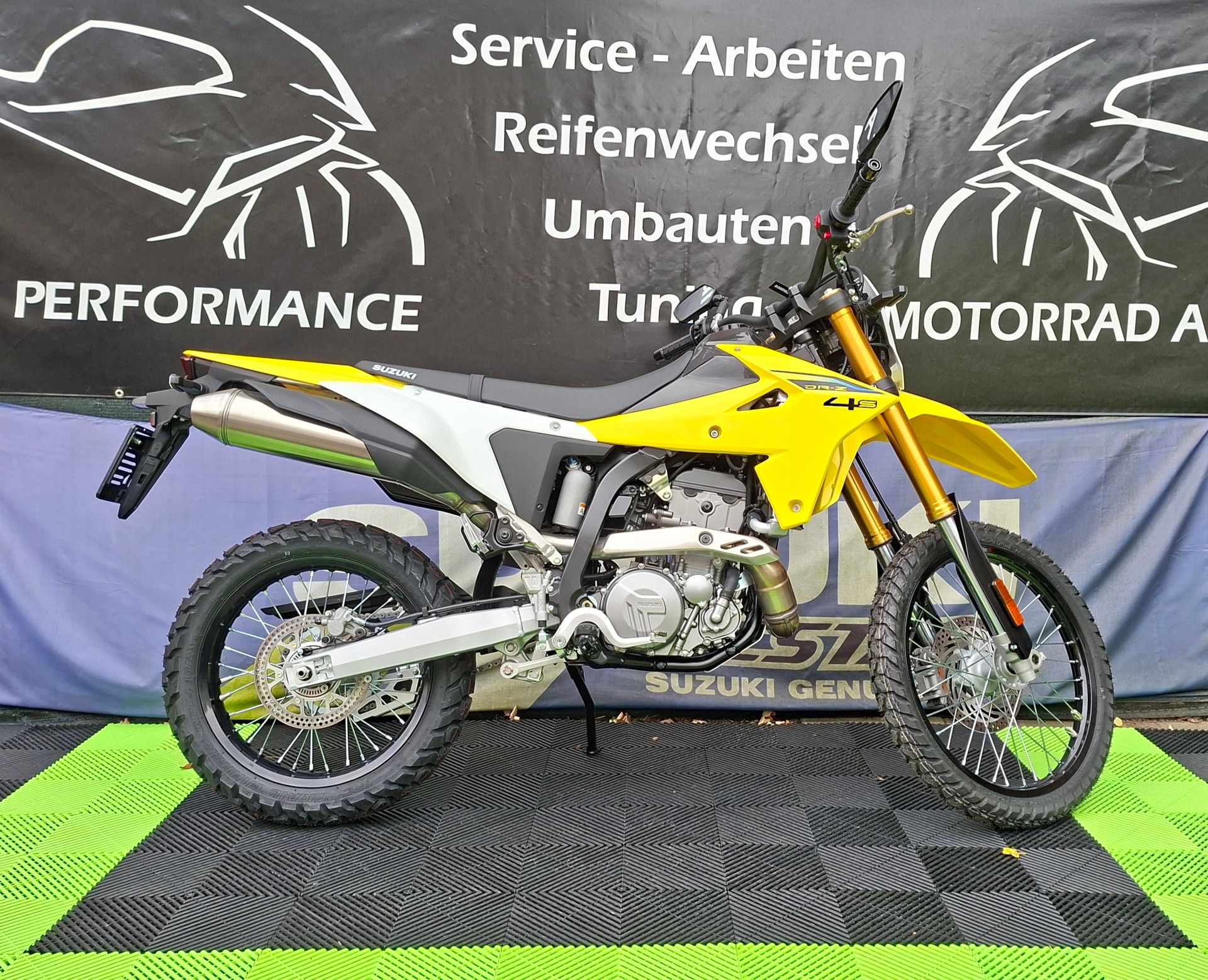 SUZUKI DRZ-4S-showroom-element-1