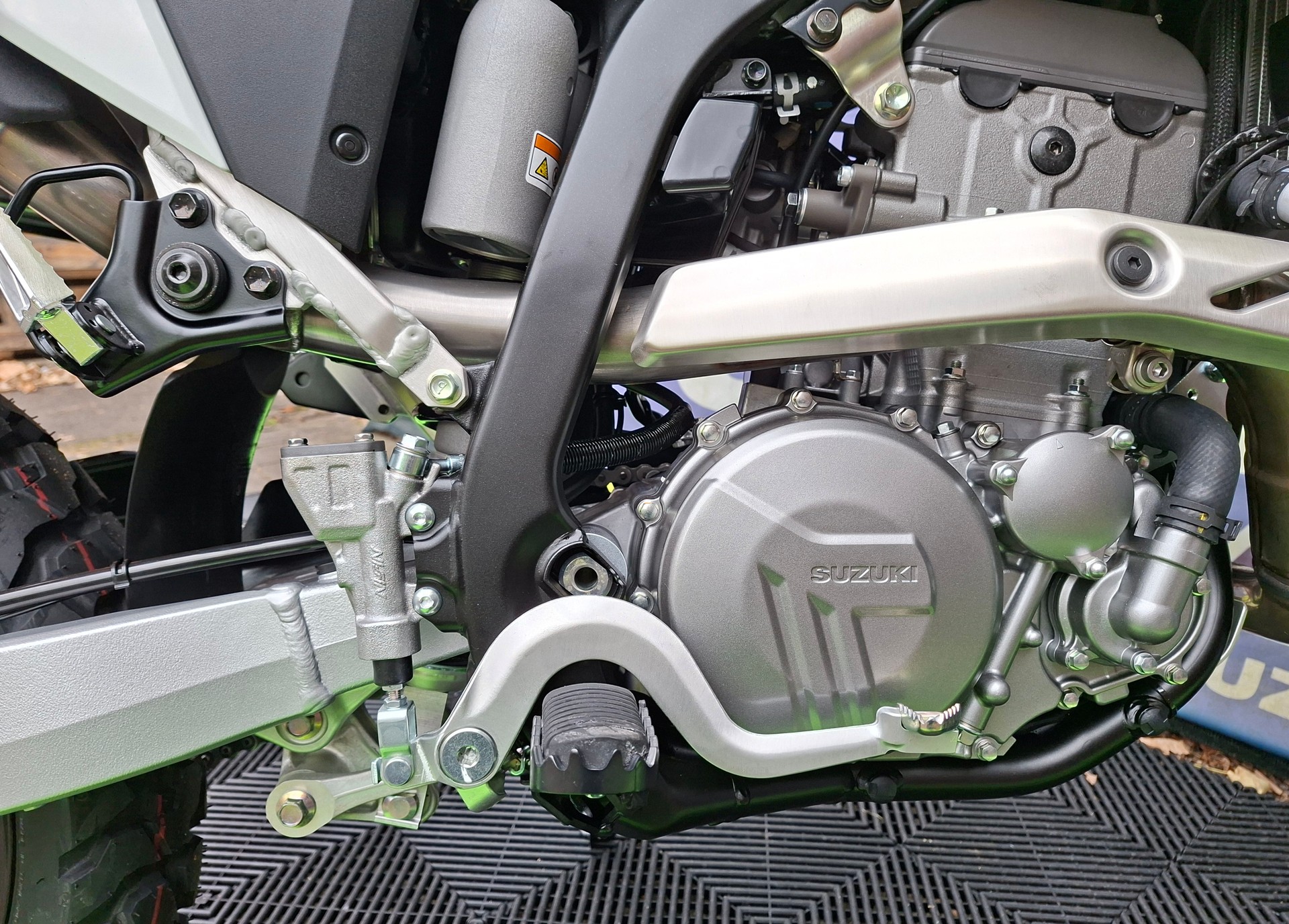 SUZUKI DRZ-4S-image-12