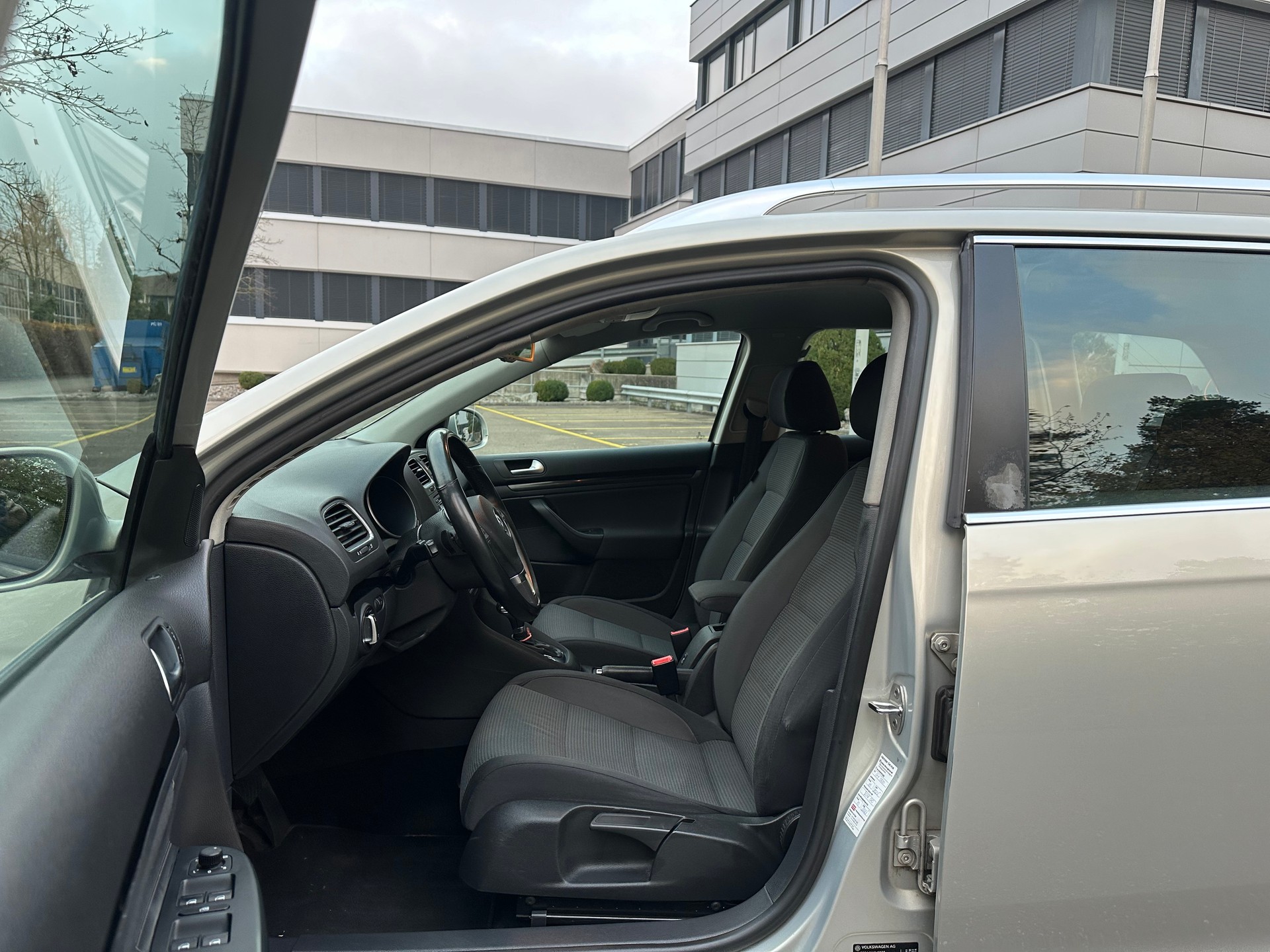 VW Golf Variant 1.4 TSI Highline DSG-image-8