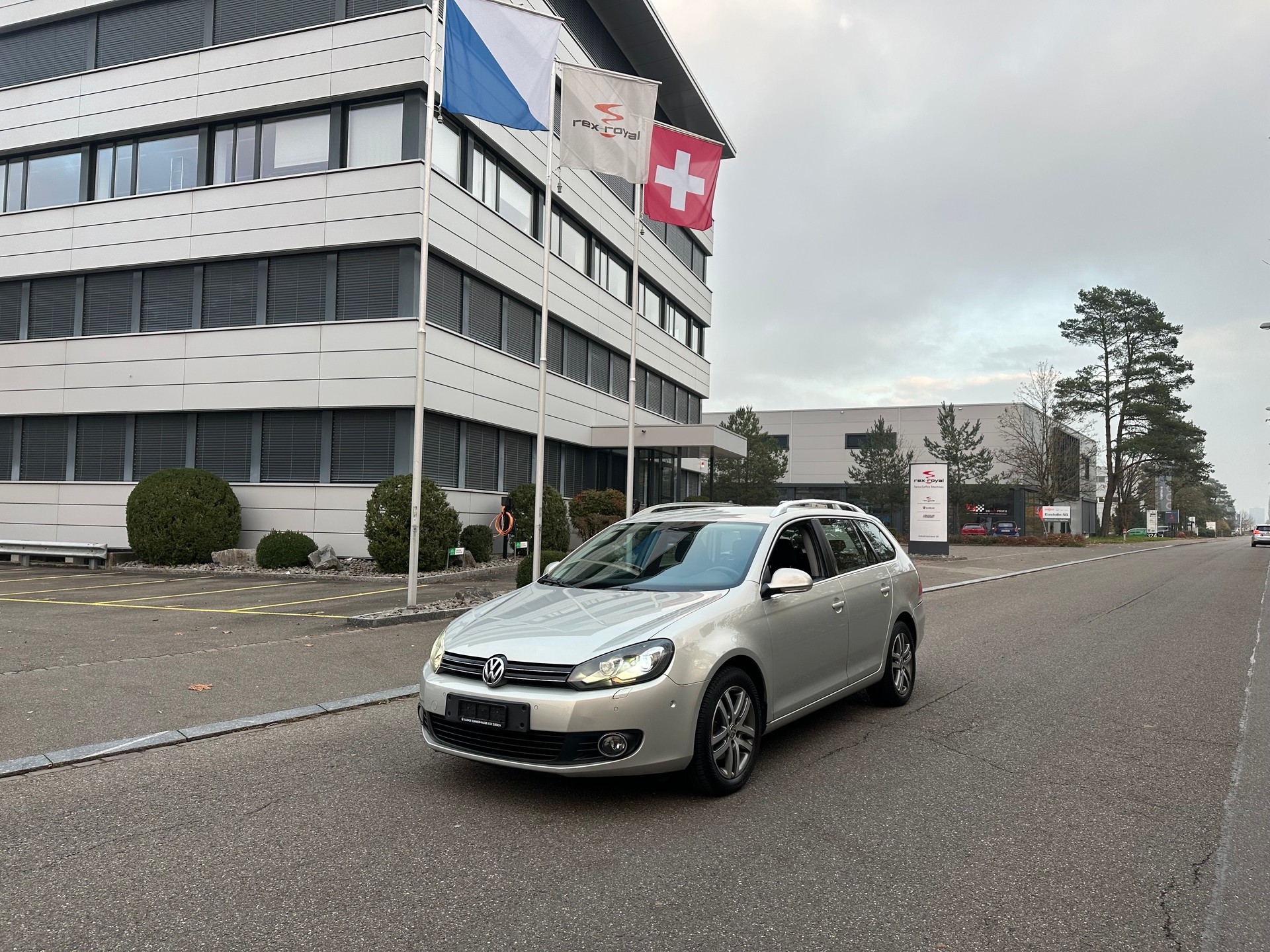 VW Golf Variant 1.4 TSI Highline DSG-image-13