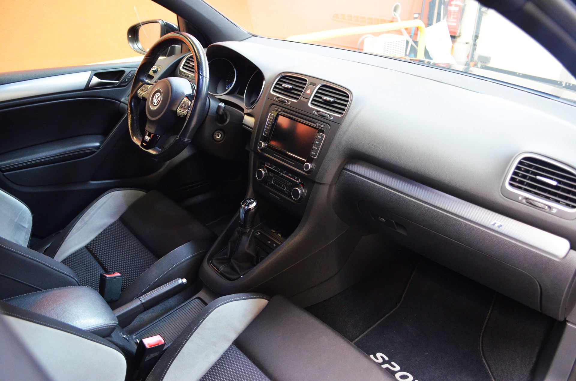 VW Golf 2.0 TSI R 4Motion-image-8