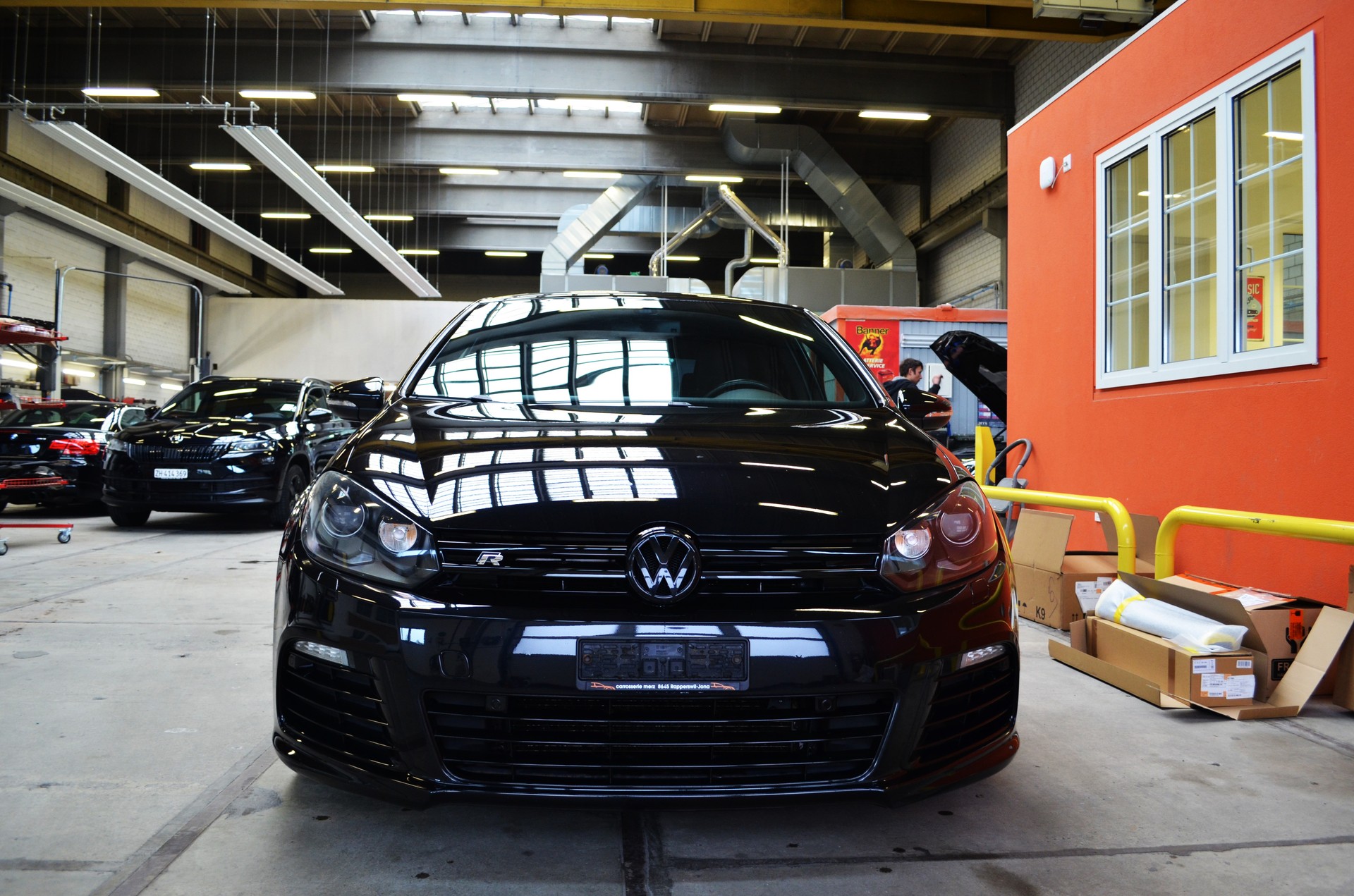 VW Golf 2.0 TSI R 4Motion-image-1