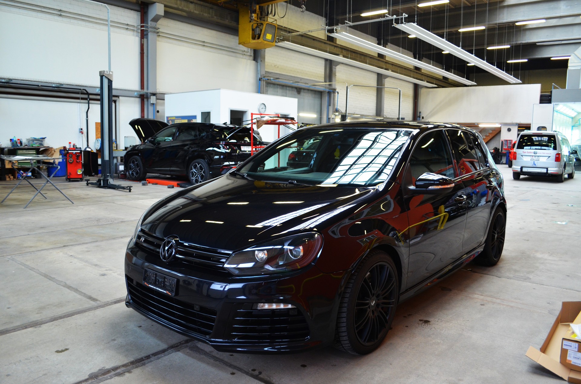 VW Golf 2.0 TSI R 4Motion-image-2