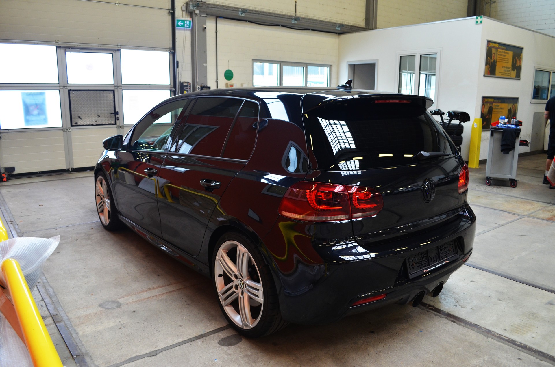 VW Golf 2.0 TSI R 4Motion-image-6