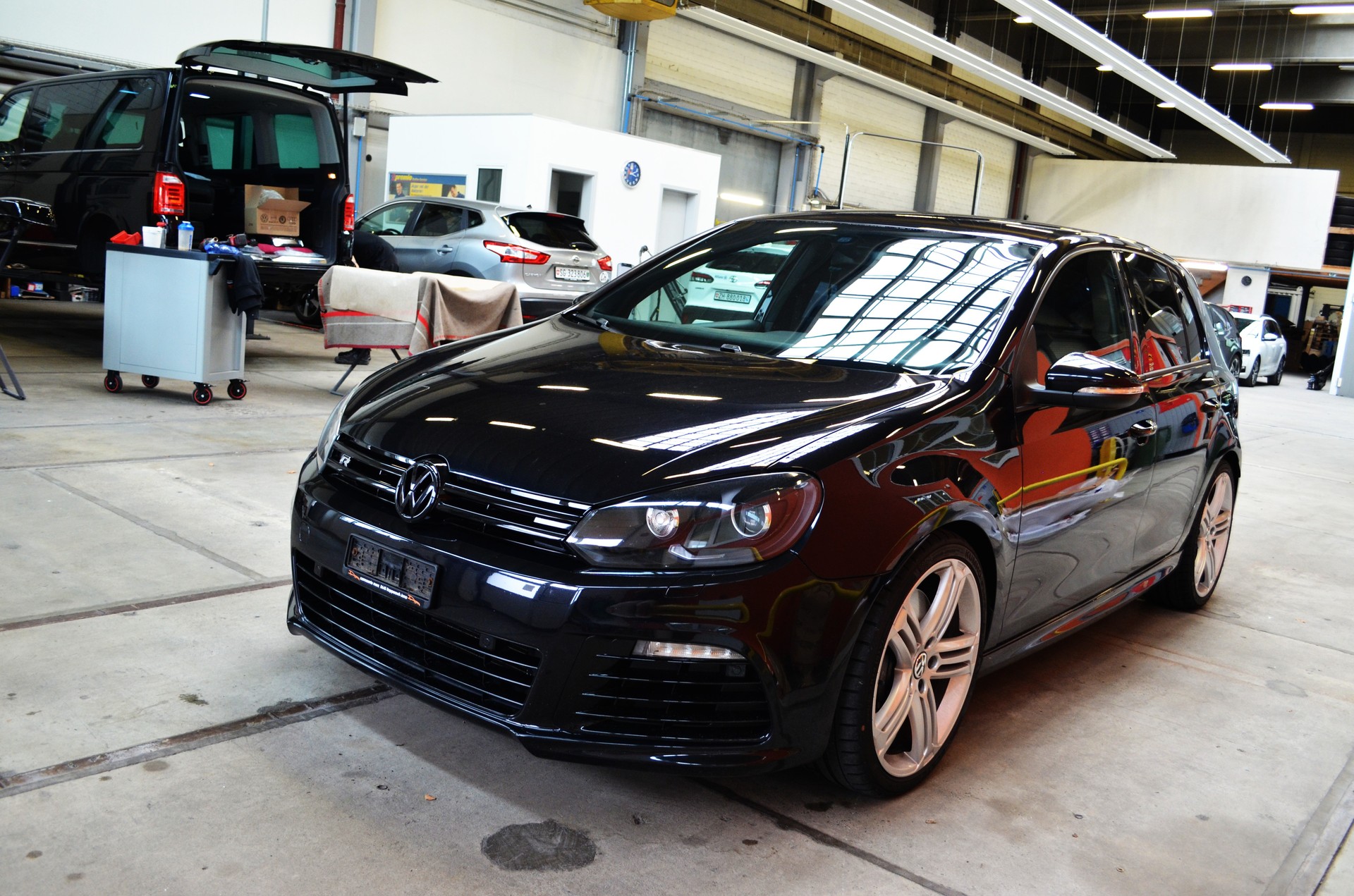 VW Golf 2.0 TSI R 4Motion-image-2