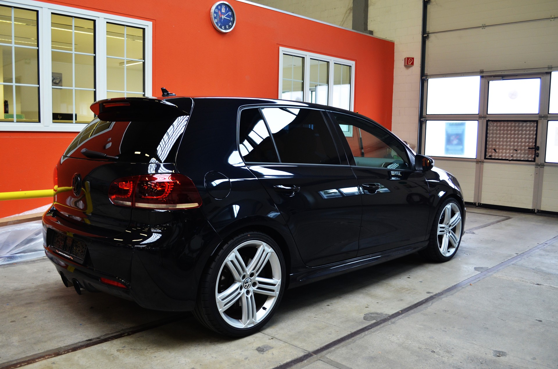 VW Golf 2.0 TSI R 4Motion-image-4