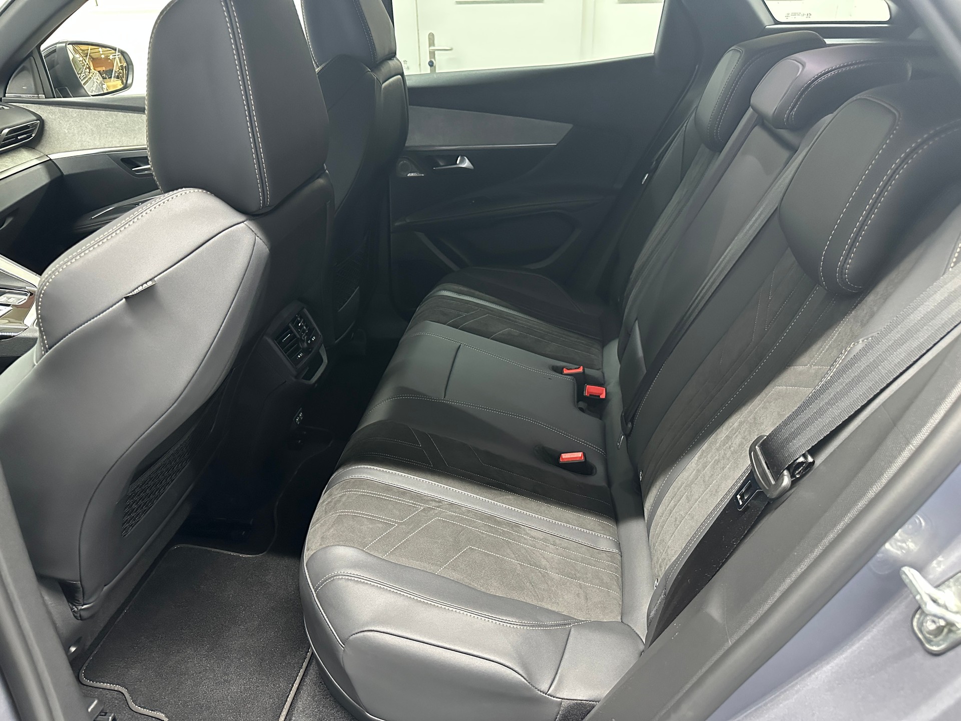 PEUGEOT 3008 225e Hybrid2 GT EAT8-image-8