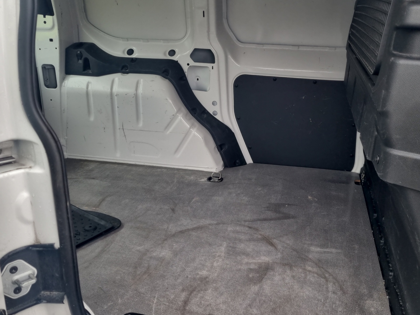 VW Caddy Cargo 2.0TDI-image-11