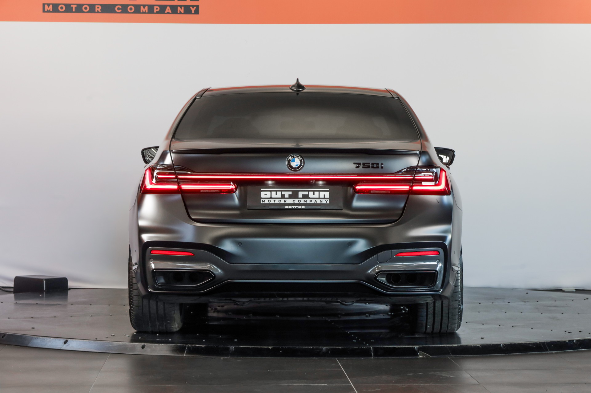 BMW 750i xDrive M Sport Steptronic-showroom-element-2