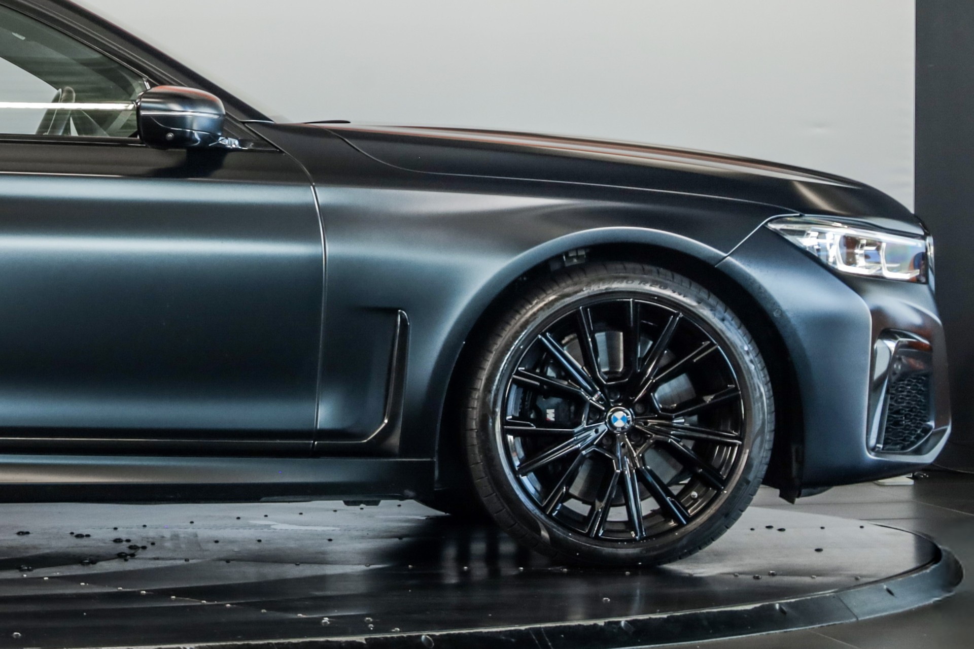 BMW 750i xDrive M Sport Steptronic-image-5