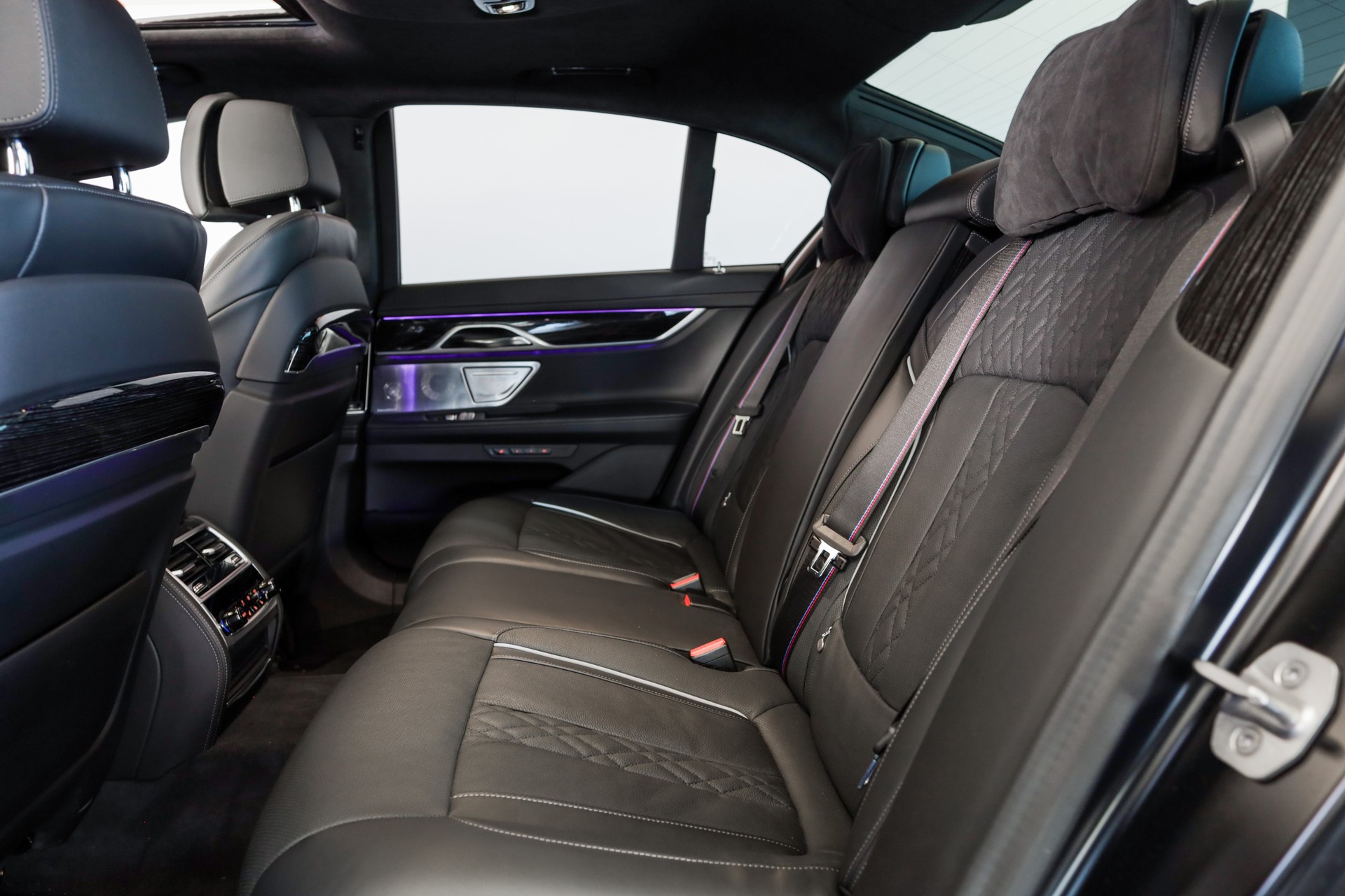 BMW 750i xDrive M Sport Steptronic-image-22