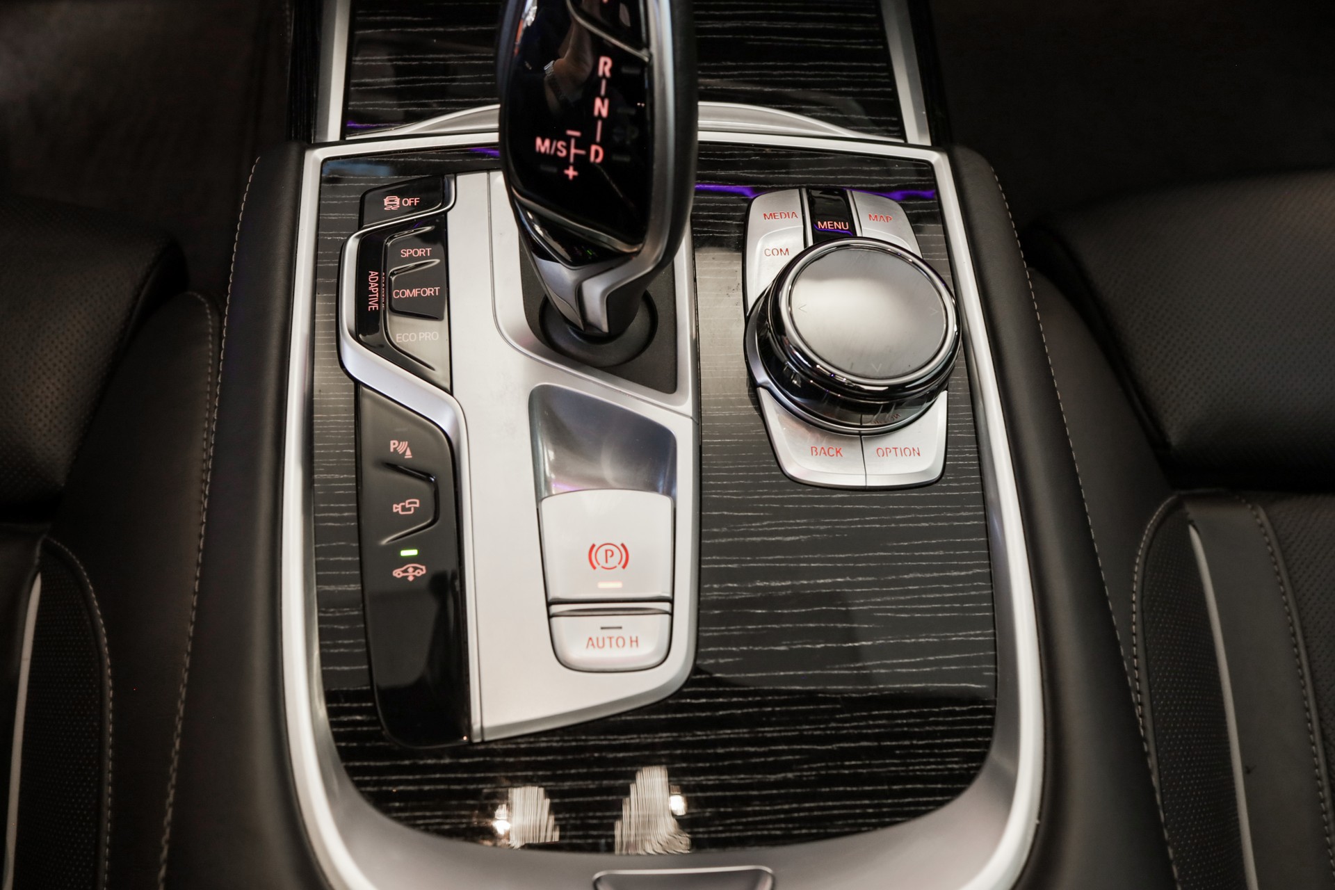 BMW 750i xDrive M Sport Steptronic-image-15