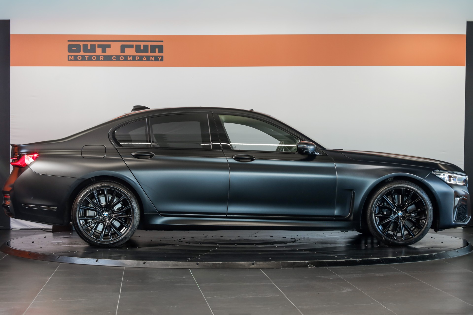 BMW 750i xDrive M Sport Steptronic-image-4