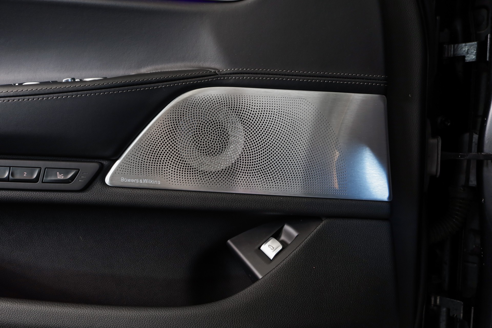 BMW 750i xDrive M Sport Steptronic-image-13