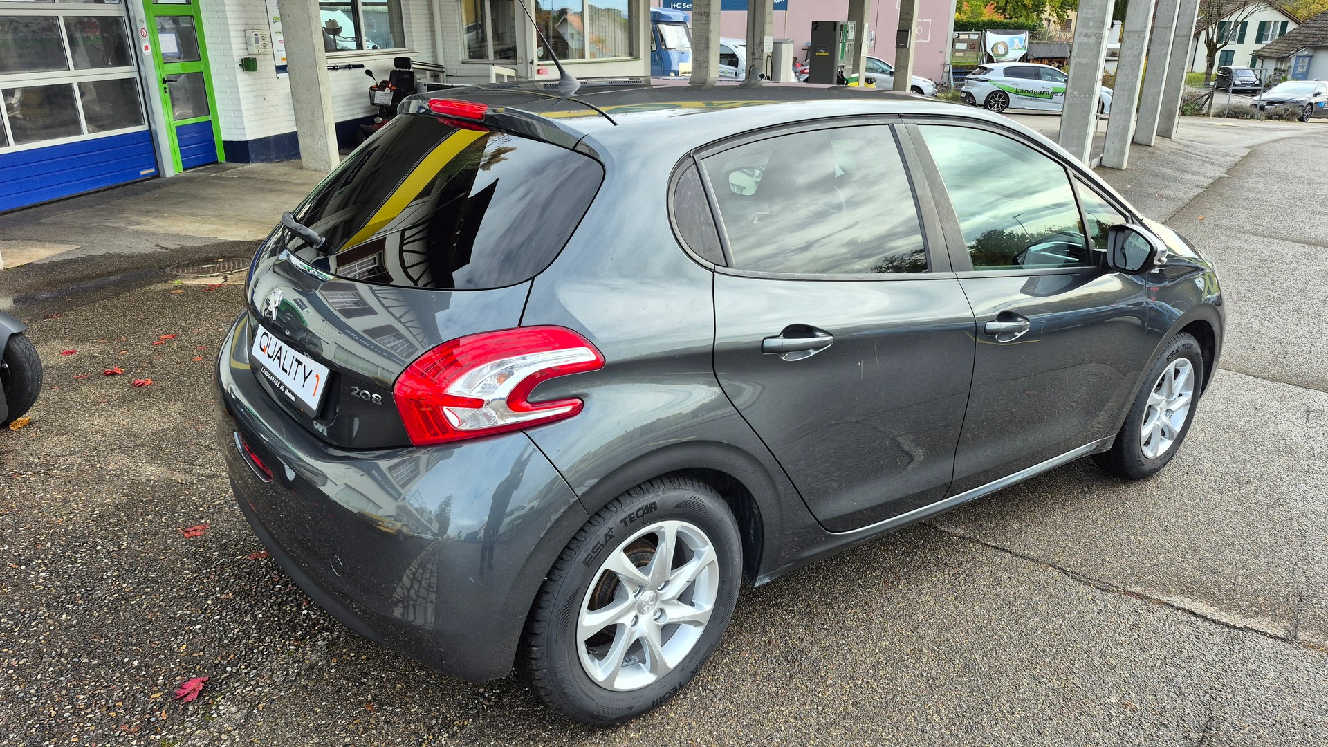 PEUGEOT 208 1.2 VTI Style-image-4