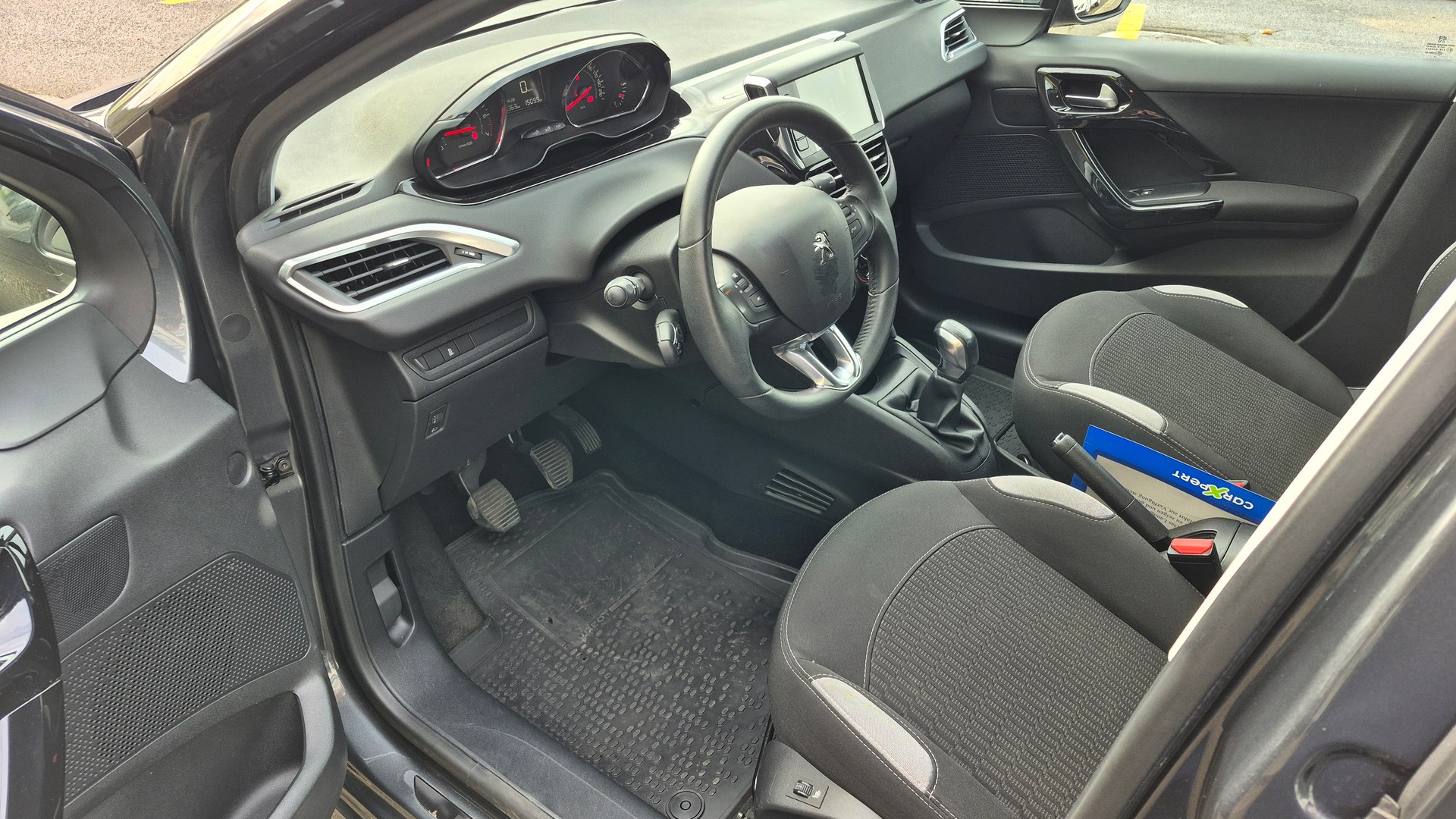 PEUGEOT 208 1.2 VTI Style-image-7