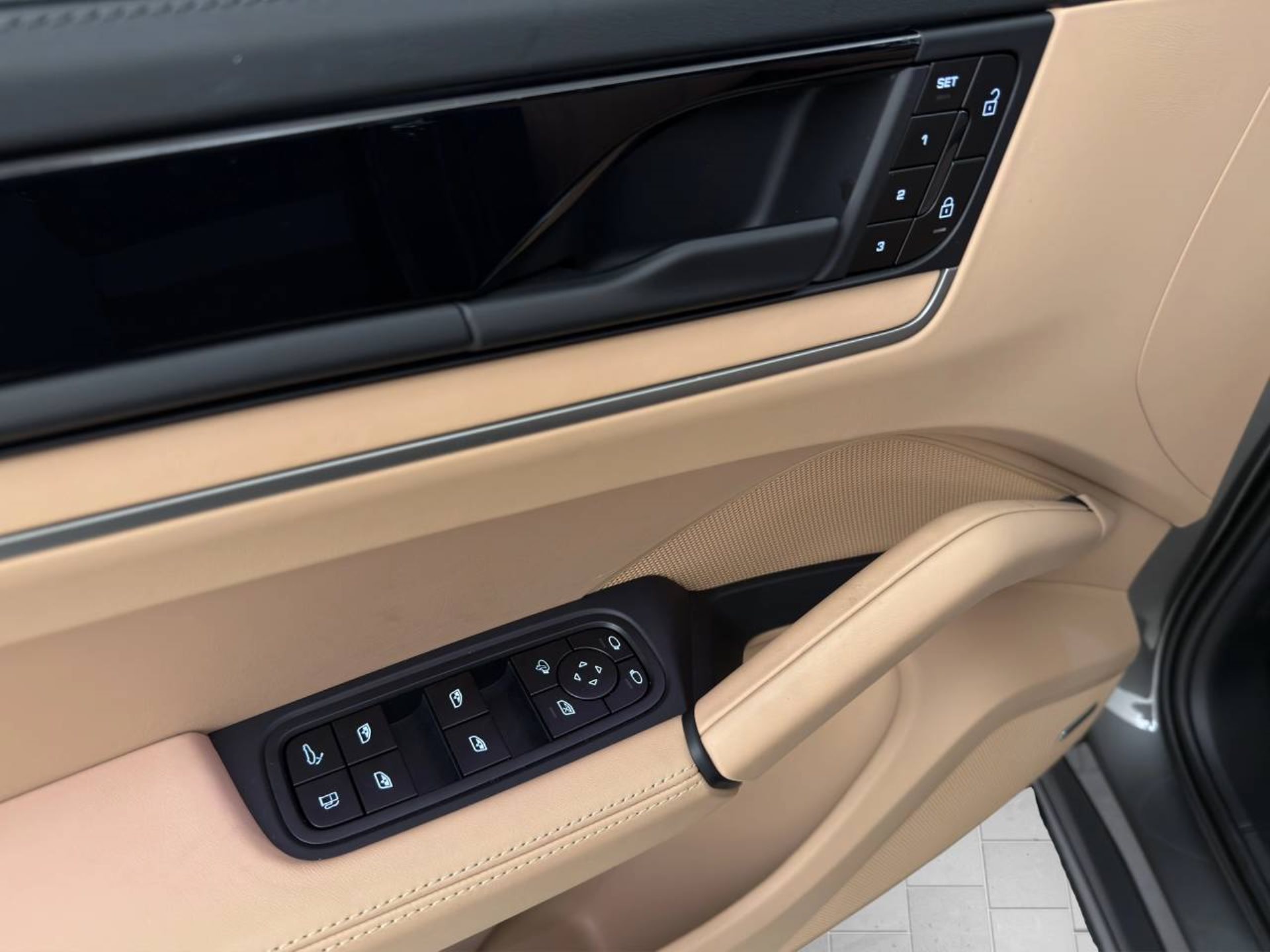 PORSCHE Cayenne E-Hybrid-image-17