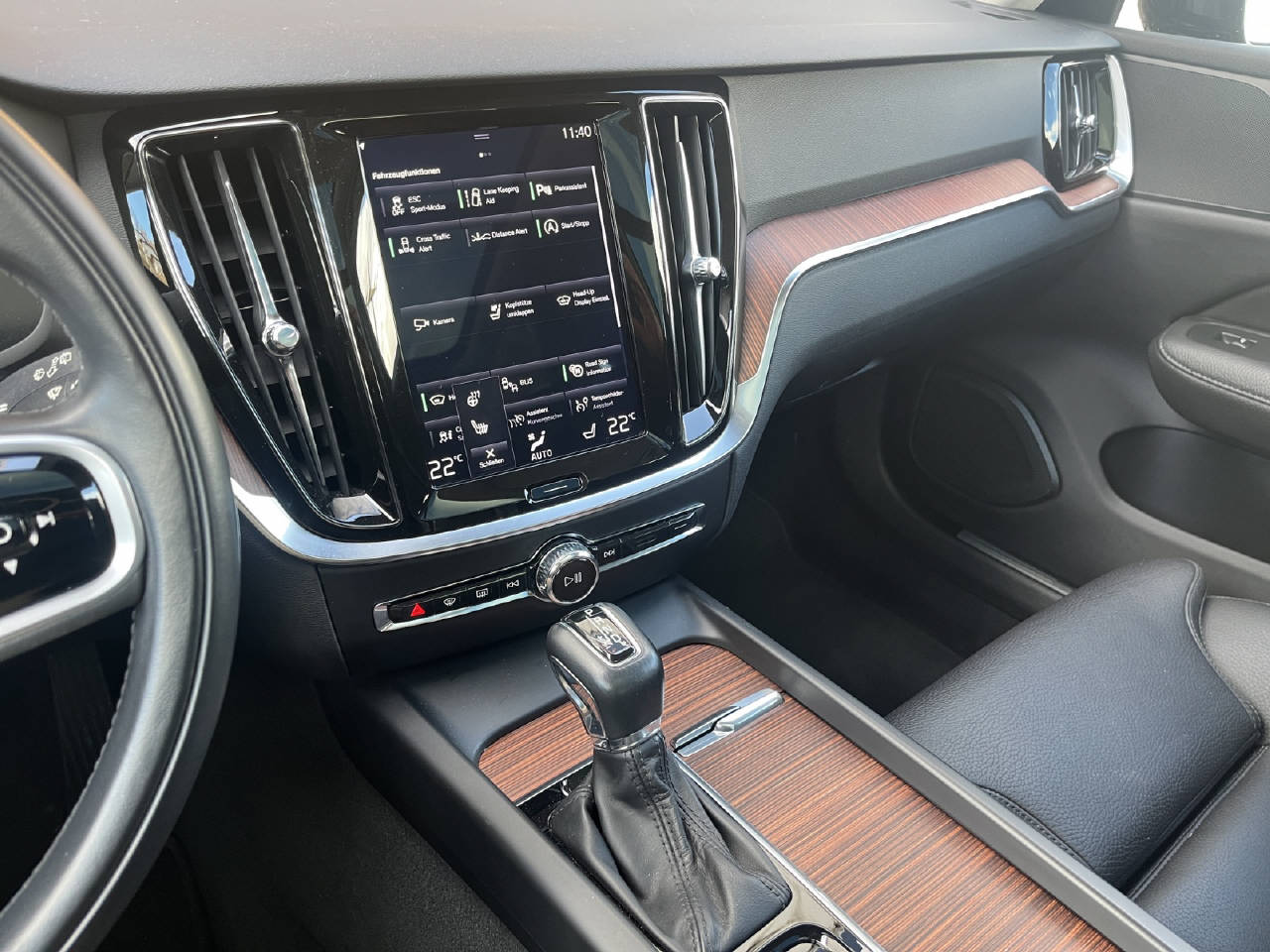 VOLVO V60 Cross Country 2.0 D4 AWD-image-14