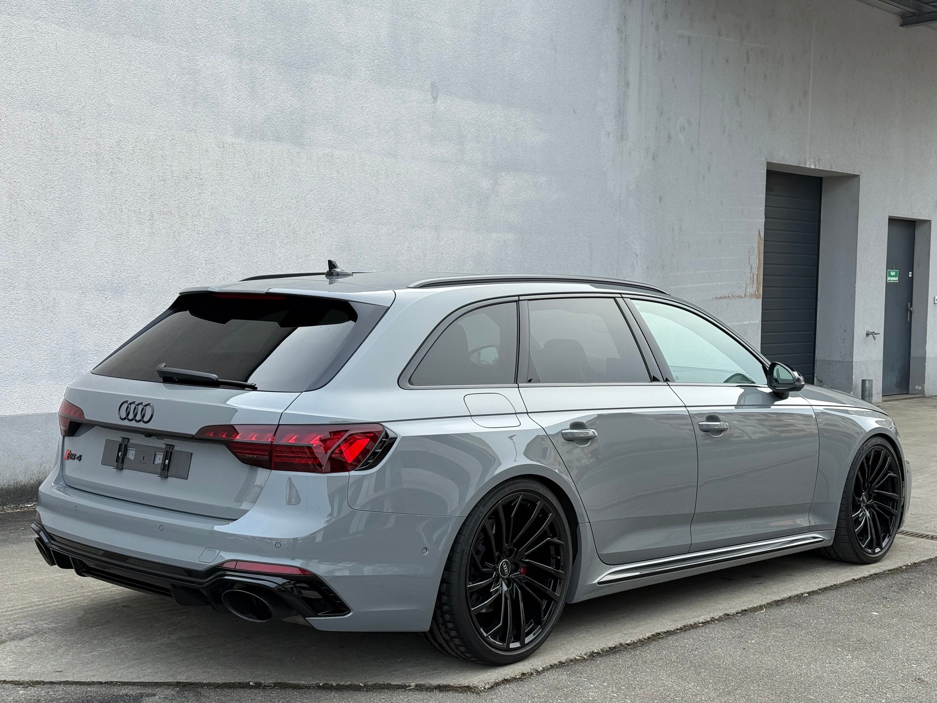 AUDI RS4 Avant quattro tiptronic-image-7
