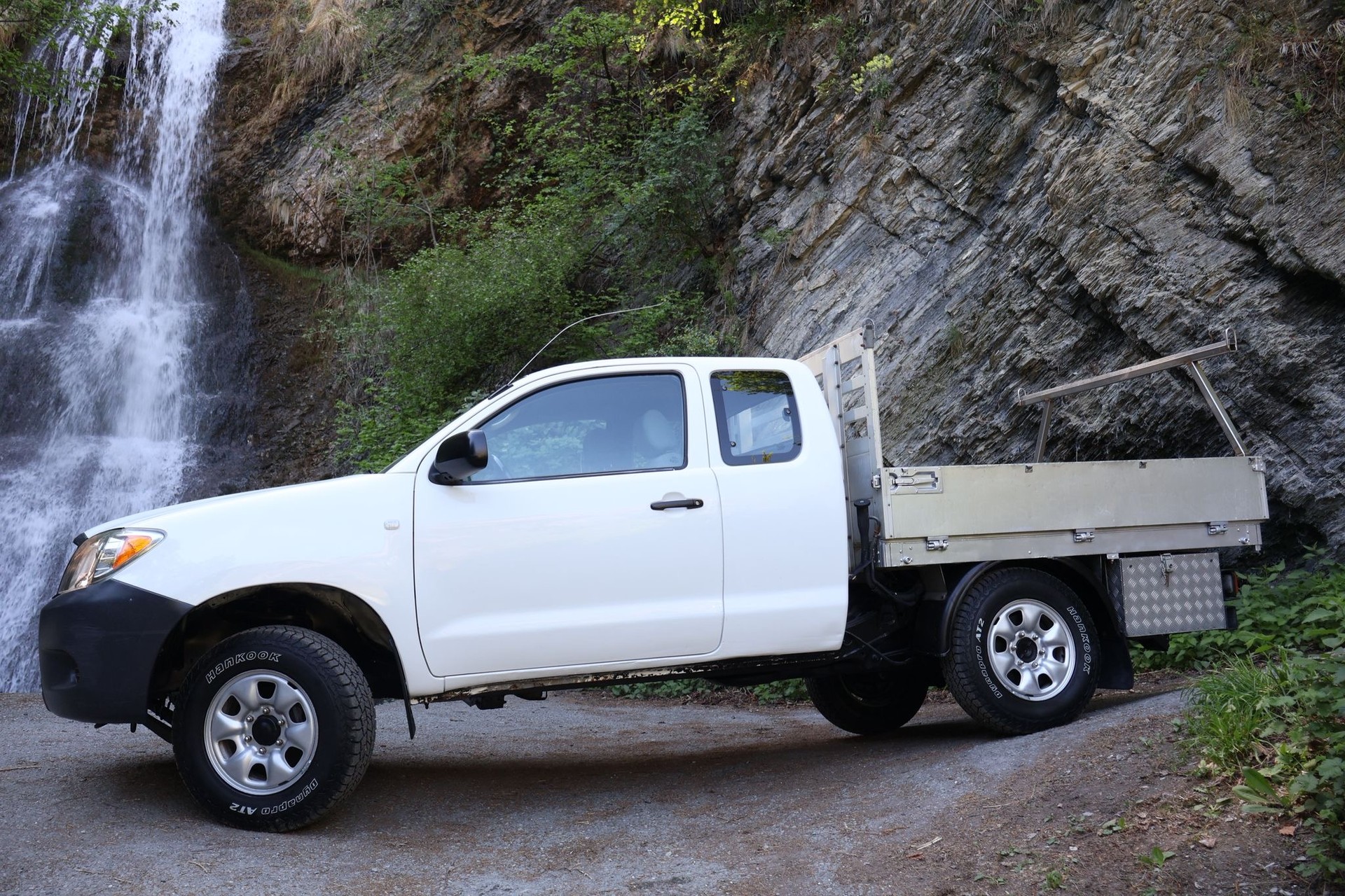 TOYOTA HI-LUX-showroom-element-2