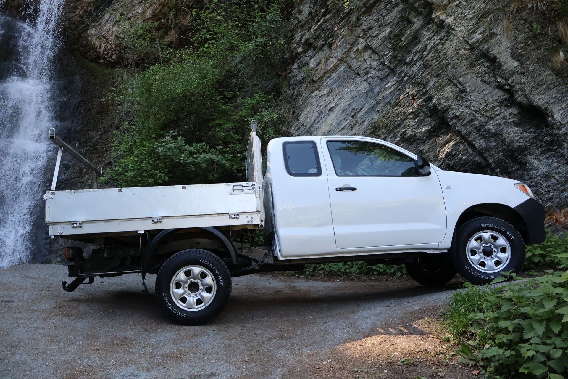 TOYOTA HI-LUX-showroom-element-3