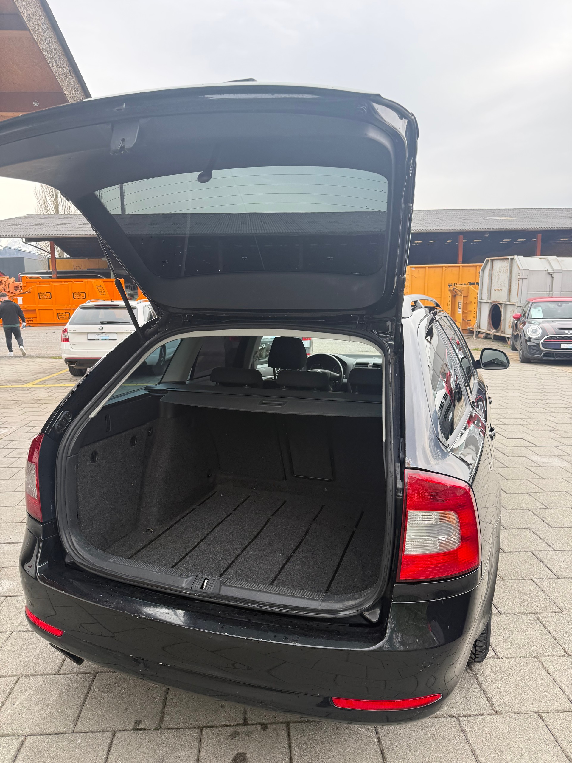 SKODA Octavia Combi 1.9 TDI Elegance-image-4