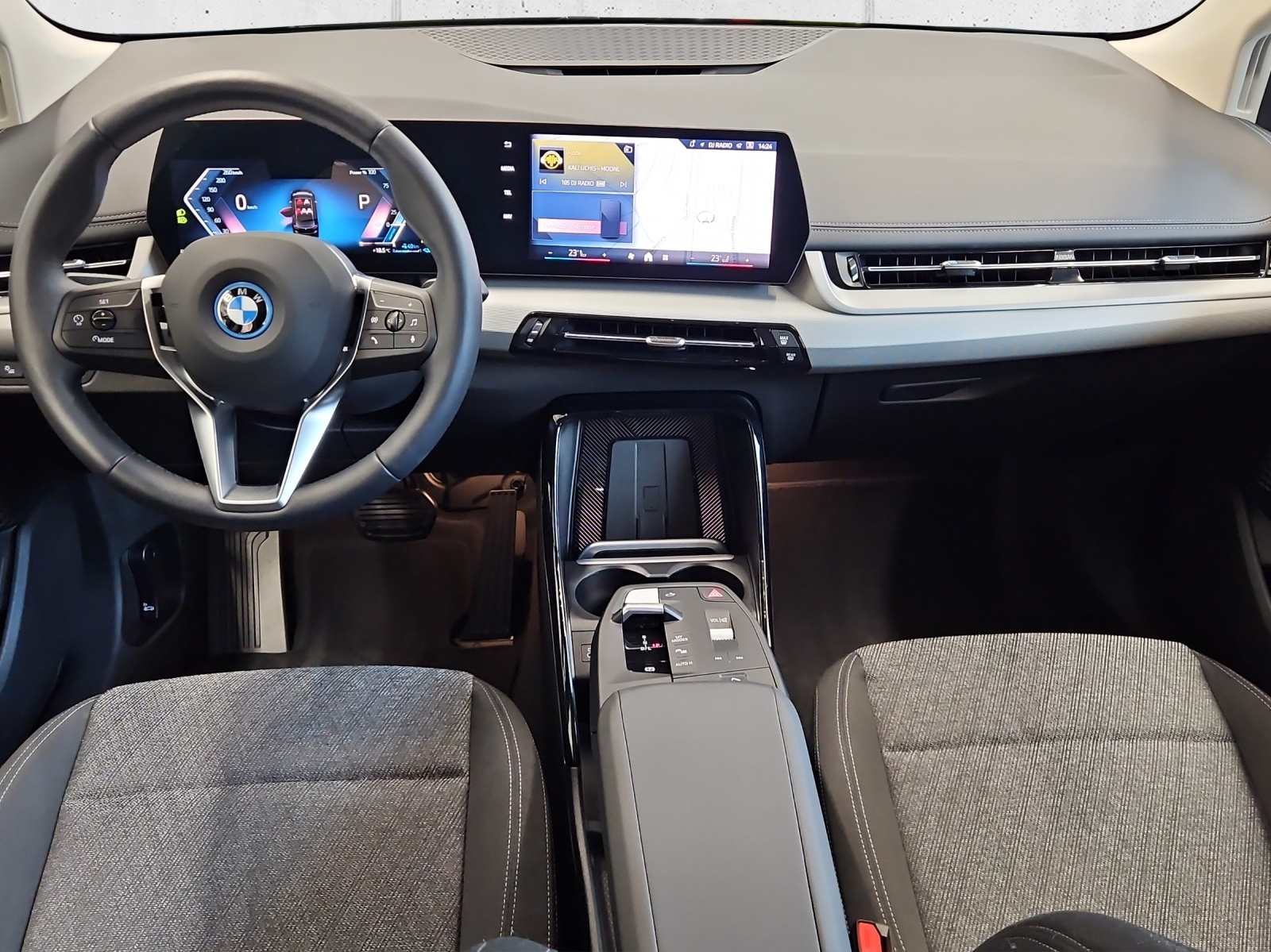 BMW 230e xDrive Active Tourer-image-14