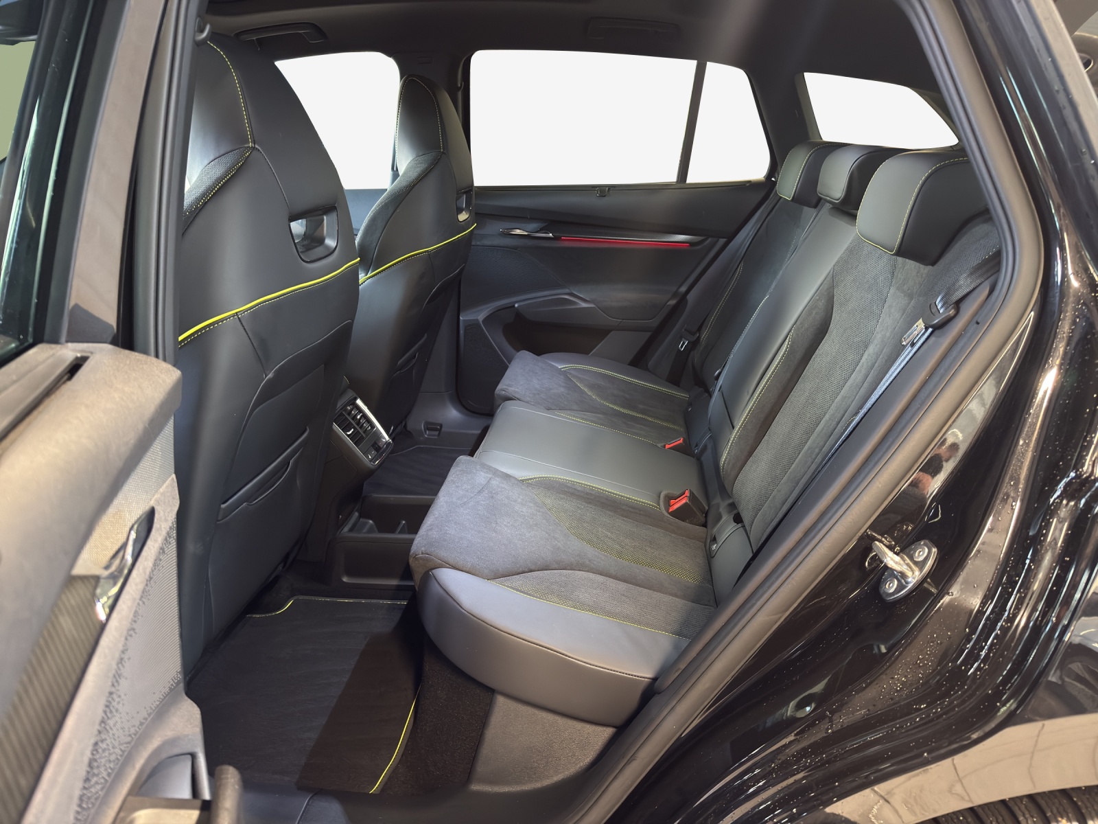 SKODA Enyaq RS 4x4-image-11