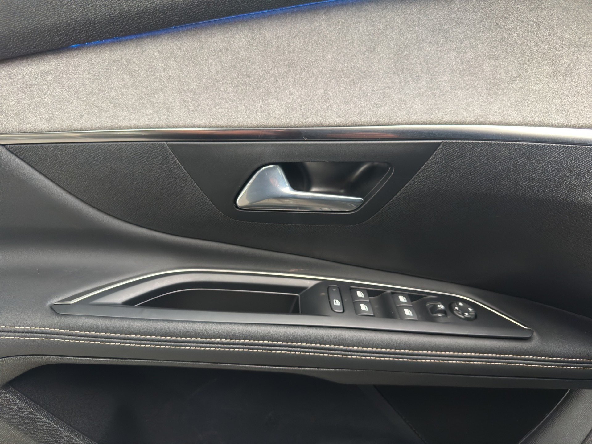 PEUGEOT 5008 1.2 Pure Tech GT Black EAT8-image-8
