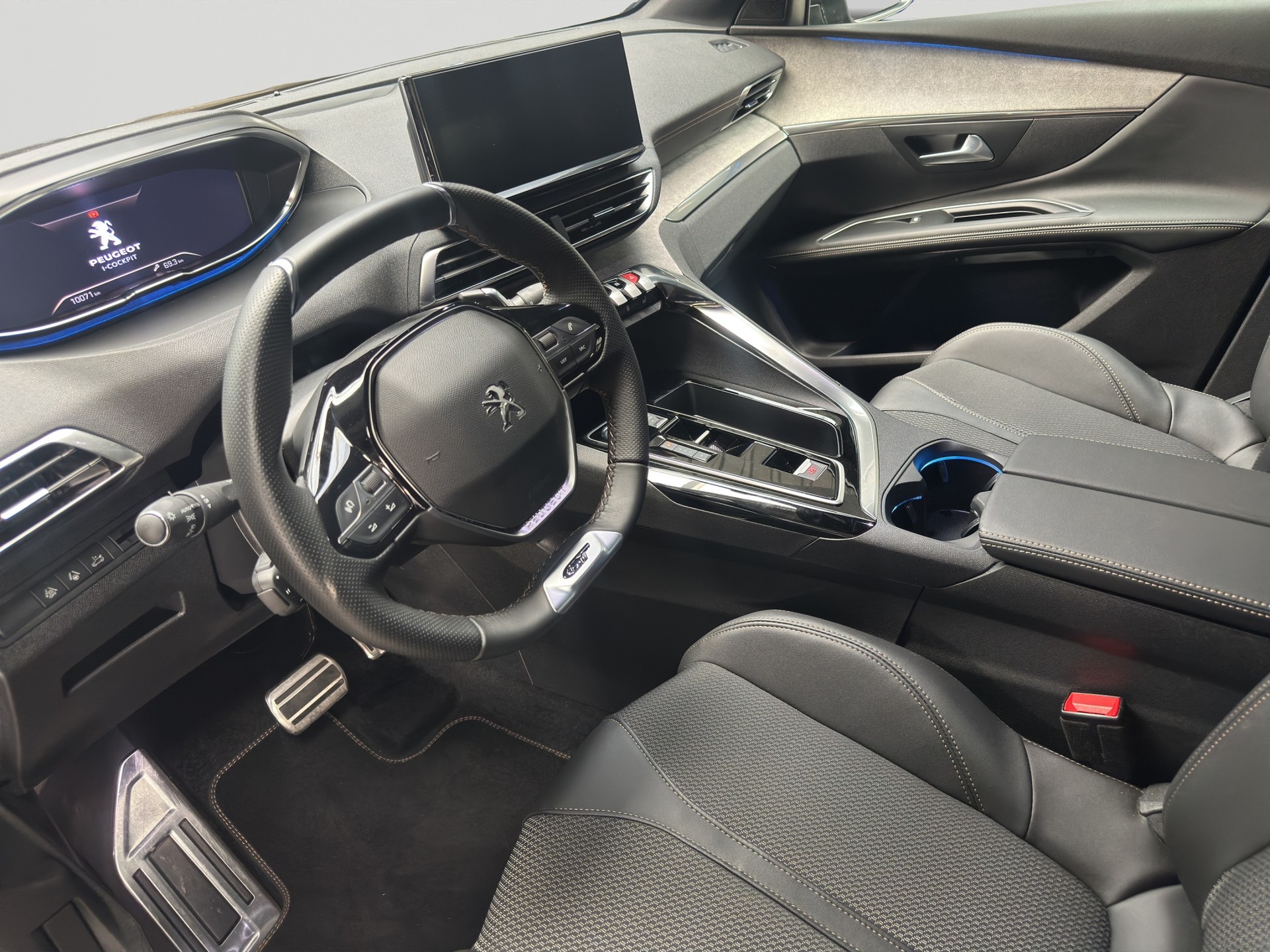 PEUGEOT 5008 1.2 Pure Tech GT Black EAT8-image-6