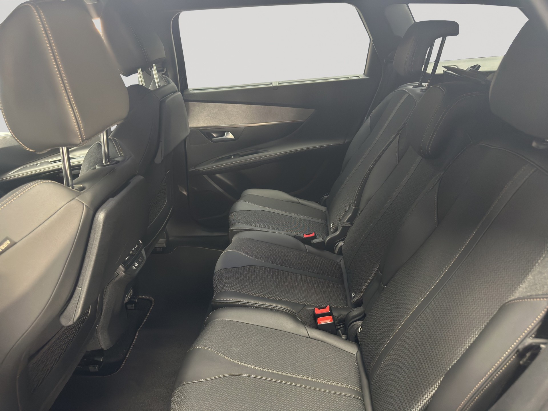 PEUGEOT 5008 1.2 Pure Tech GT Black EAT8-image-7