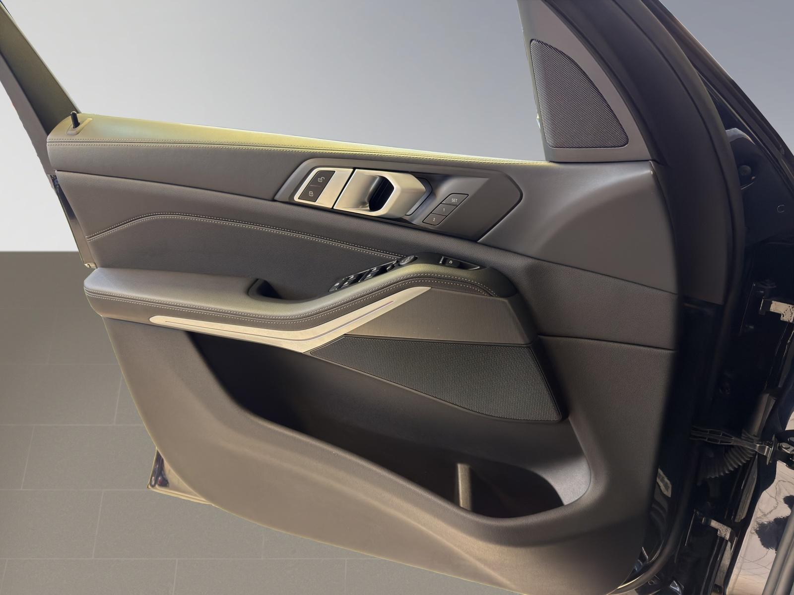 BMW X5 M50i-image-7
