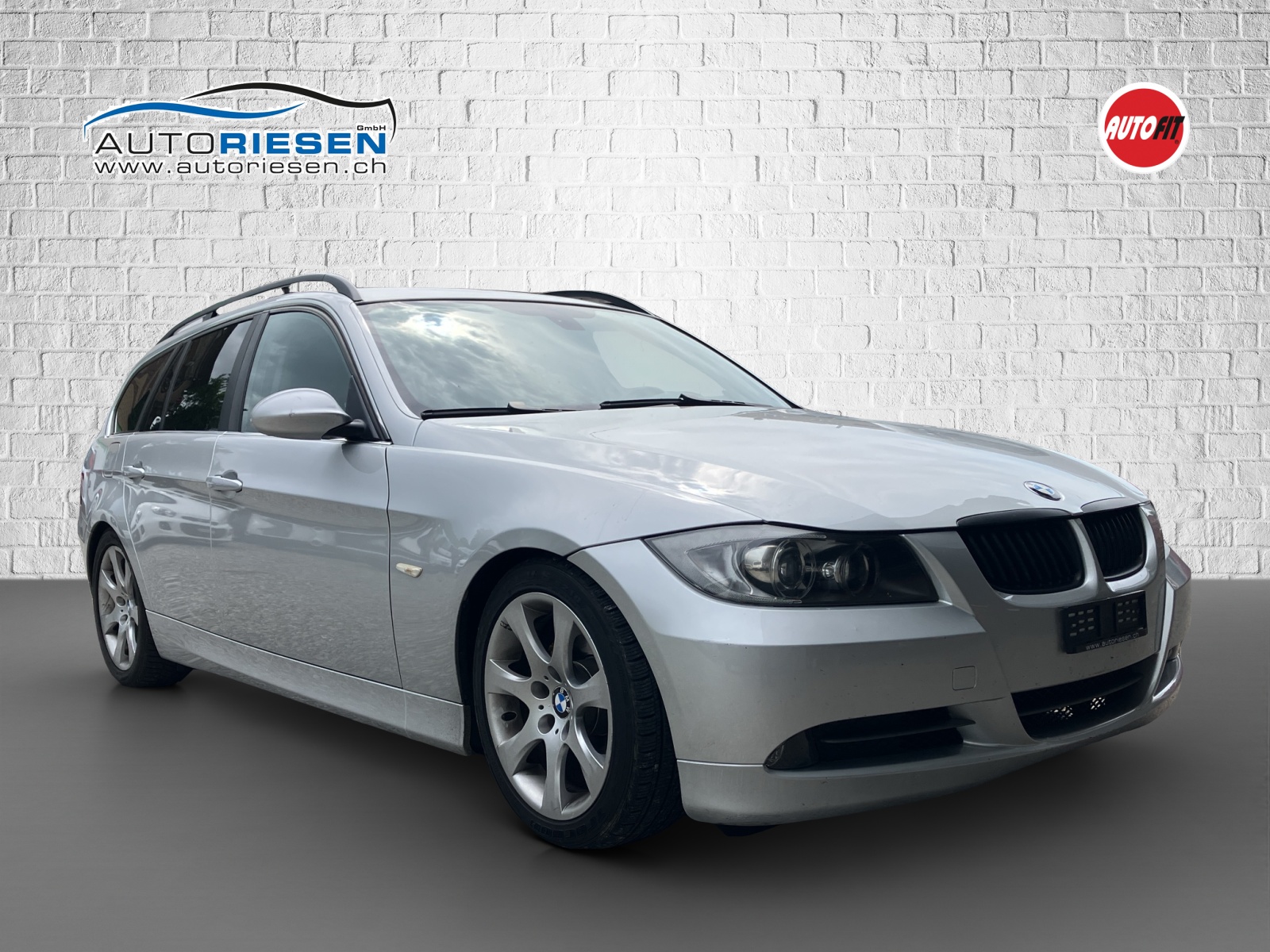 BMW 325i Touring-image-1
