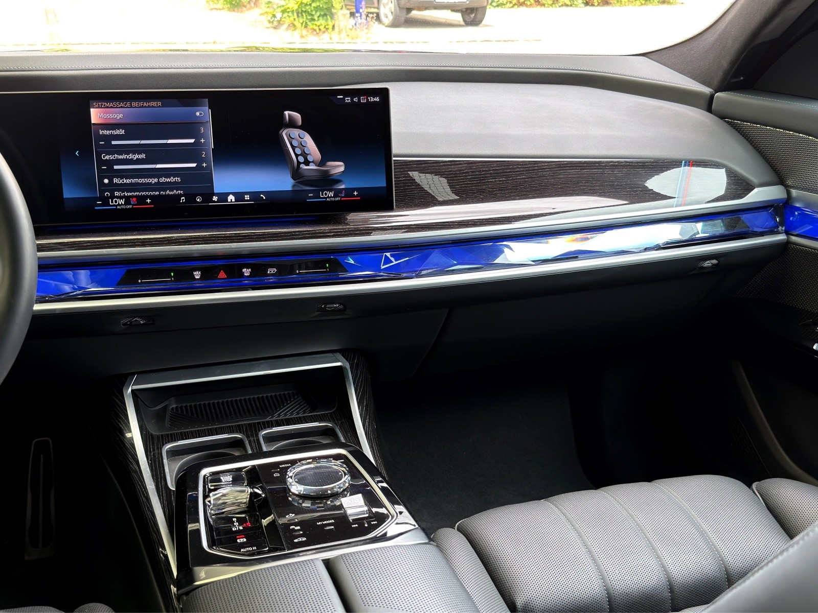 BMW 740d xDrive 48V M Sport Pro Steptronic-image-15