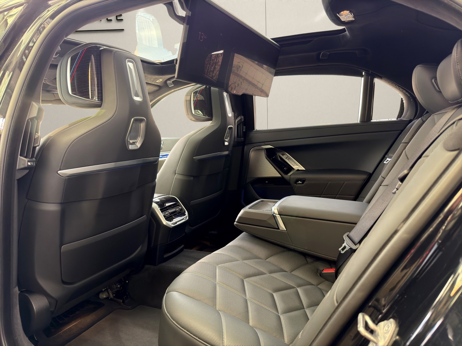 BMW 740d xDrive 48V M Sport Pro Steptronic-image-10