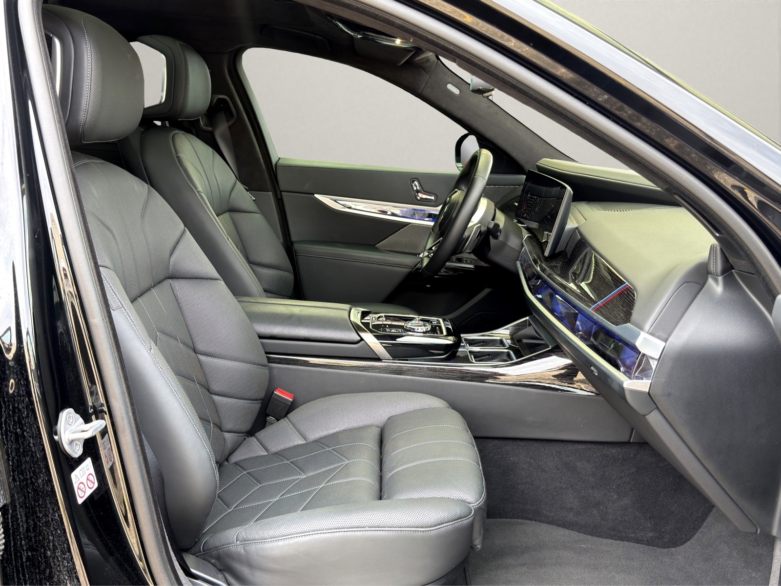 BMW 740d xDrive 48V M Sport Pro Steptronic-image-11