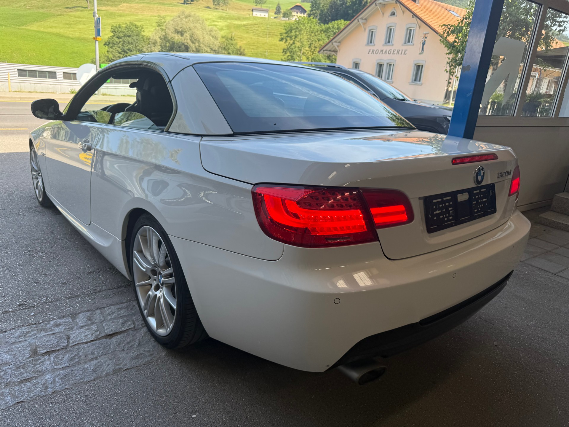 BMW 320d Cabriolet-image-13