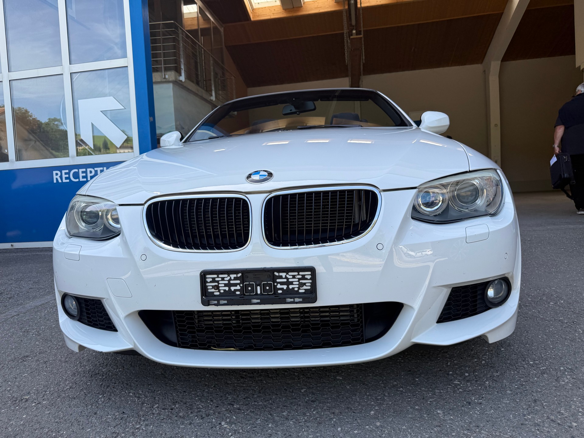 BMW 320d Cabriolet-image-1