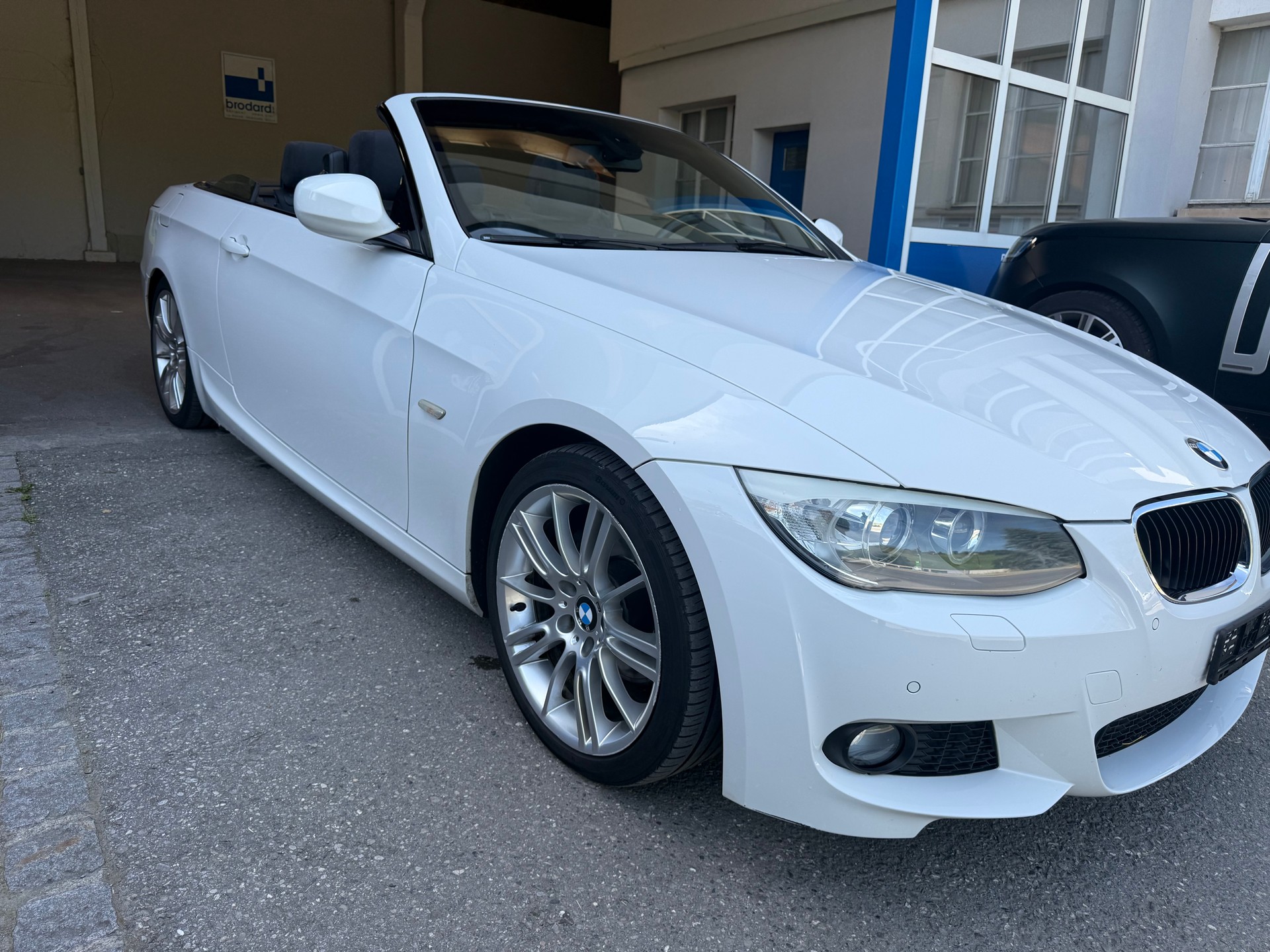 BMW 320d Cabriolet-image-2