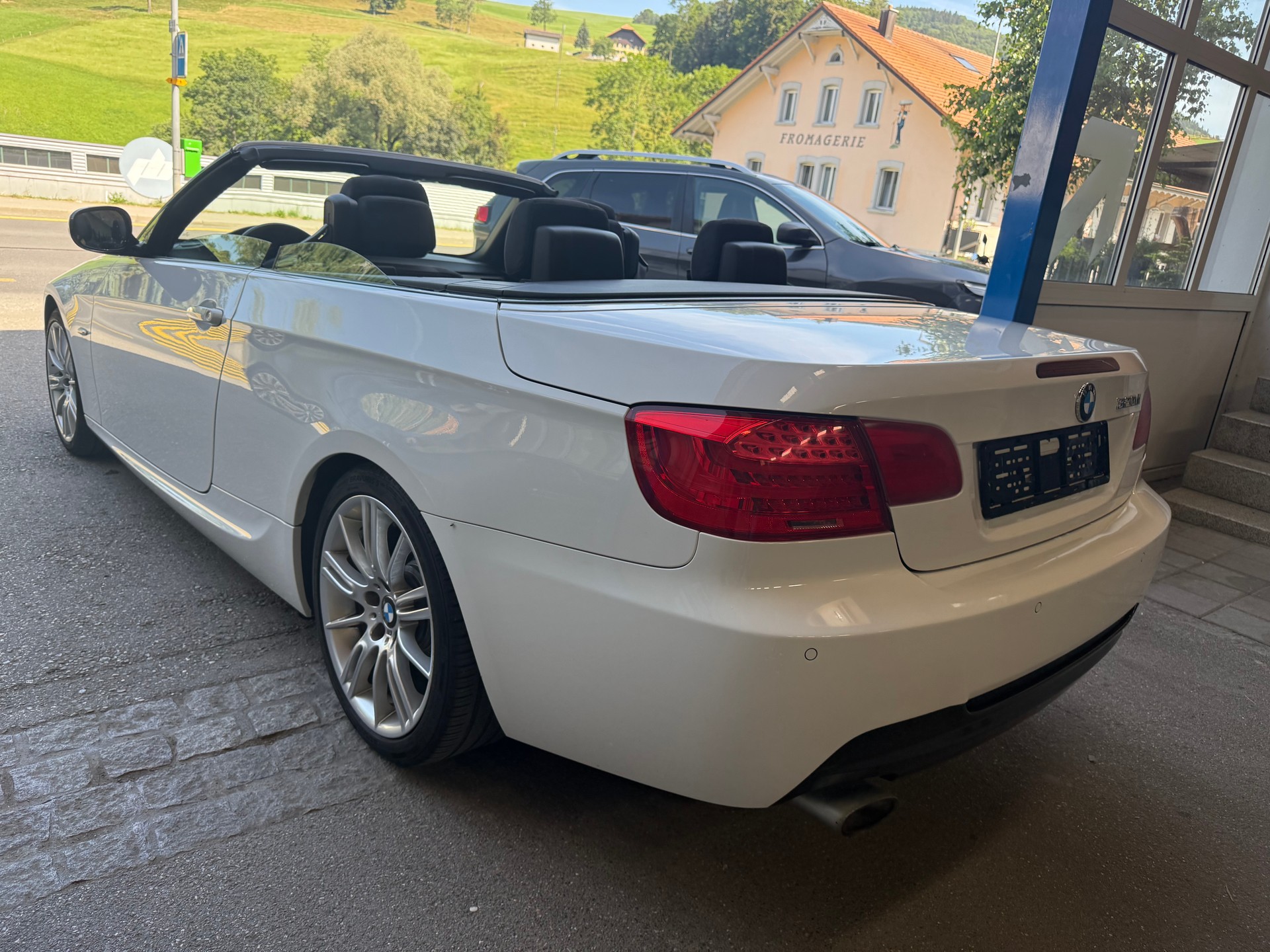 BMW 320d Cabriolet-image-5